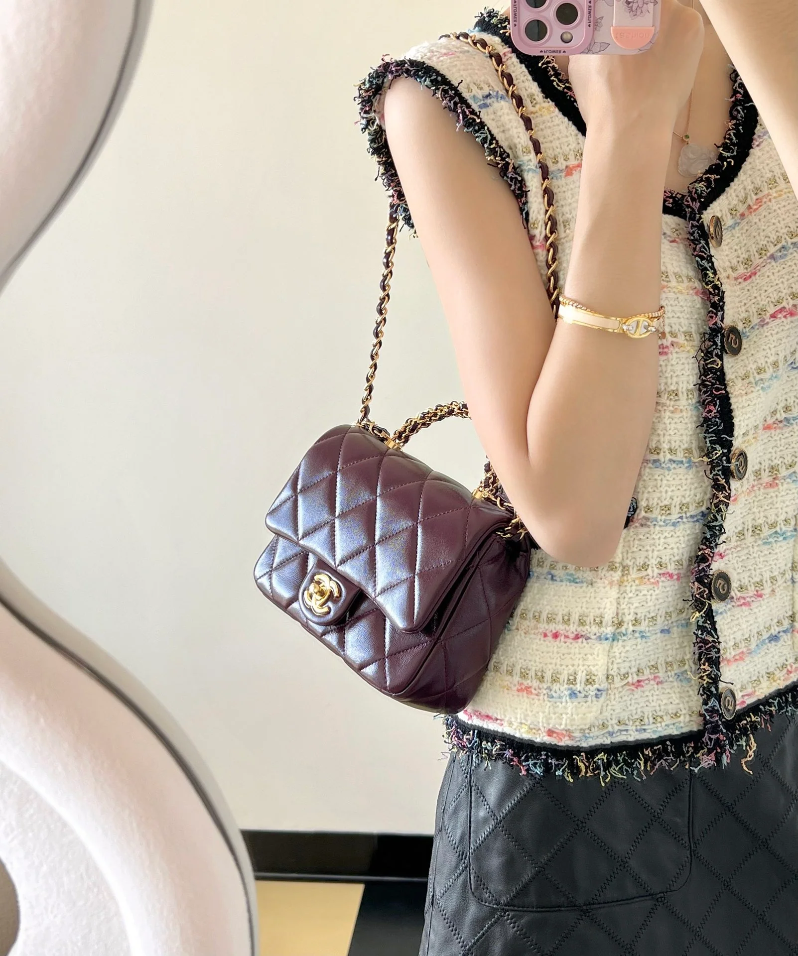 Маленькая бордовая сумочка Chanel с клапаном и привинчивающейся ручкой.