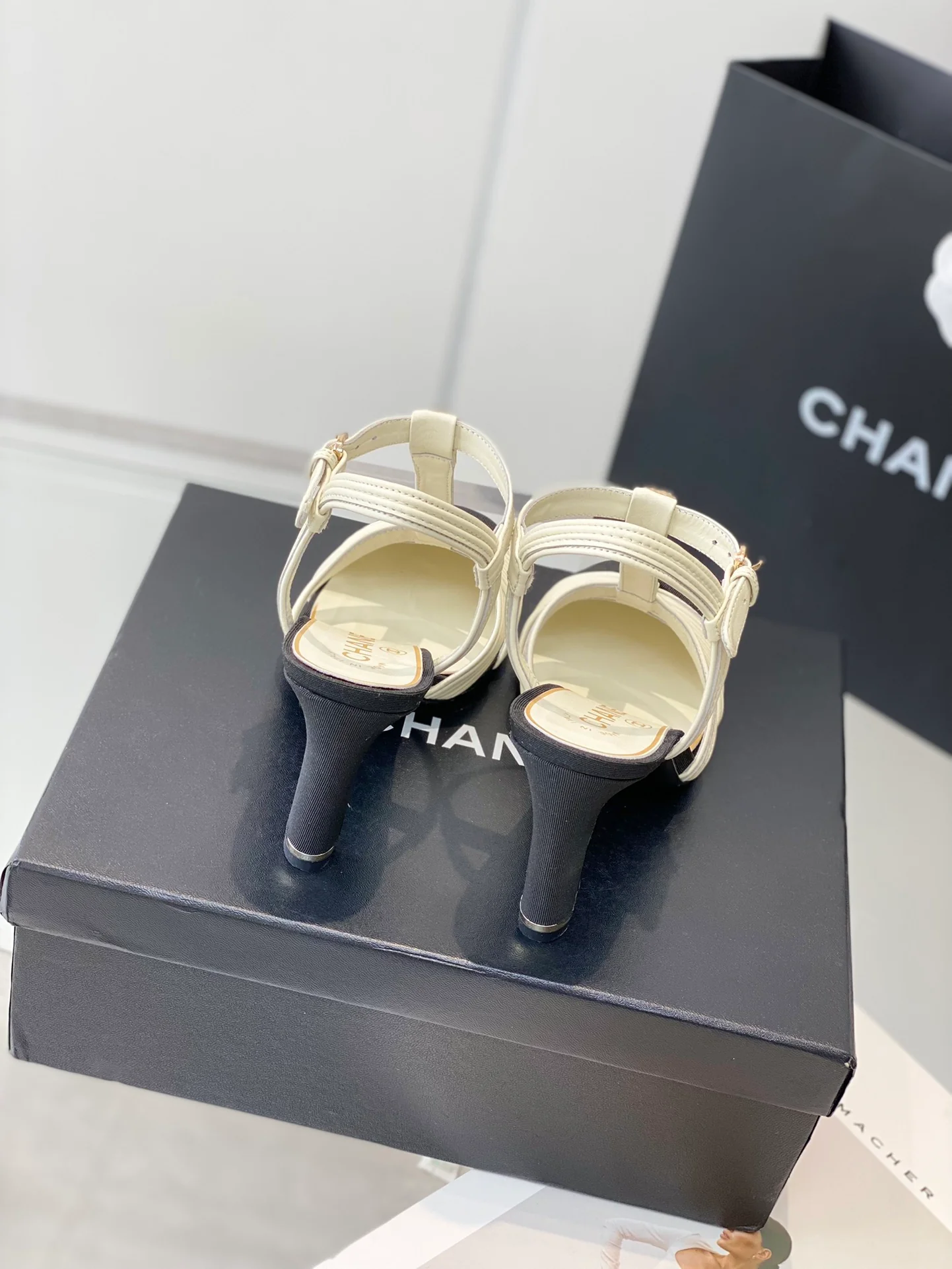 Новинка 2023 года от Chanel - Туфли на каблуке с плетеным ремешком из овечьей кожи - 7 см