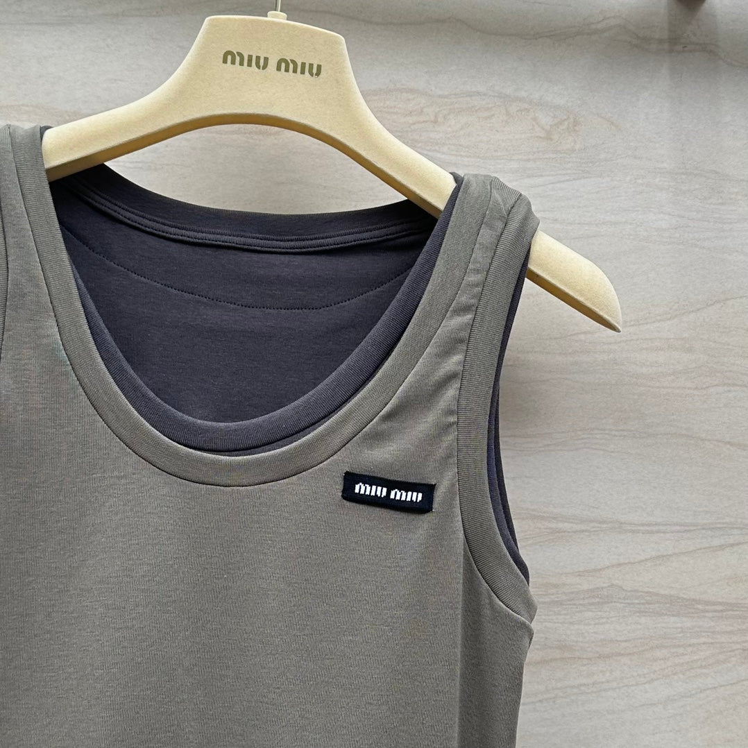 Новинка сезона весна/лето 2024 от Miu Miu: многослойный, культовый универсальный жилет — серо-коричневый.