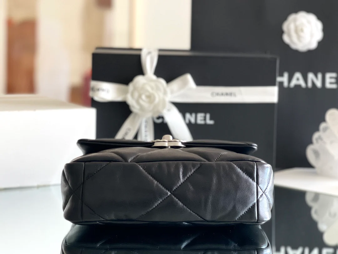 Коллекция Chanel ?Ранняя весна 2022? — сумка № 19 — черная с серебристой фурнитурой — маленькая.