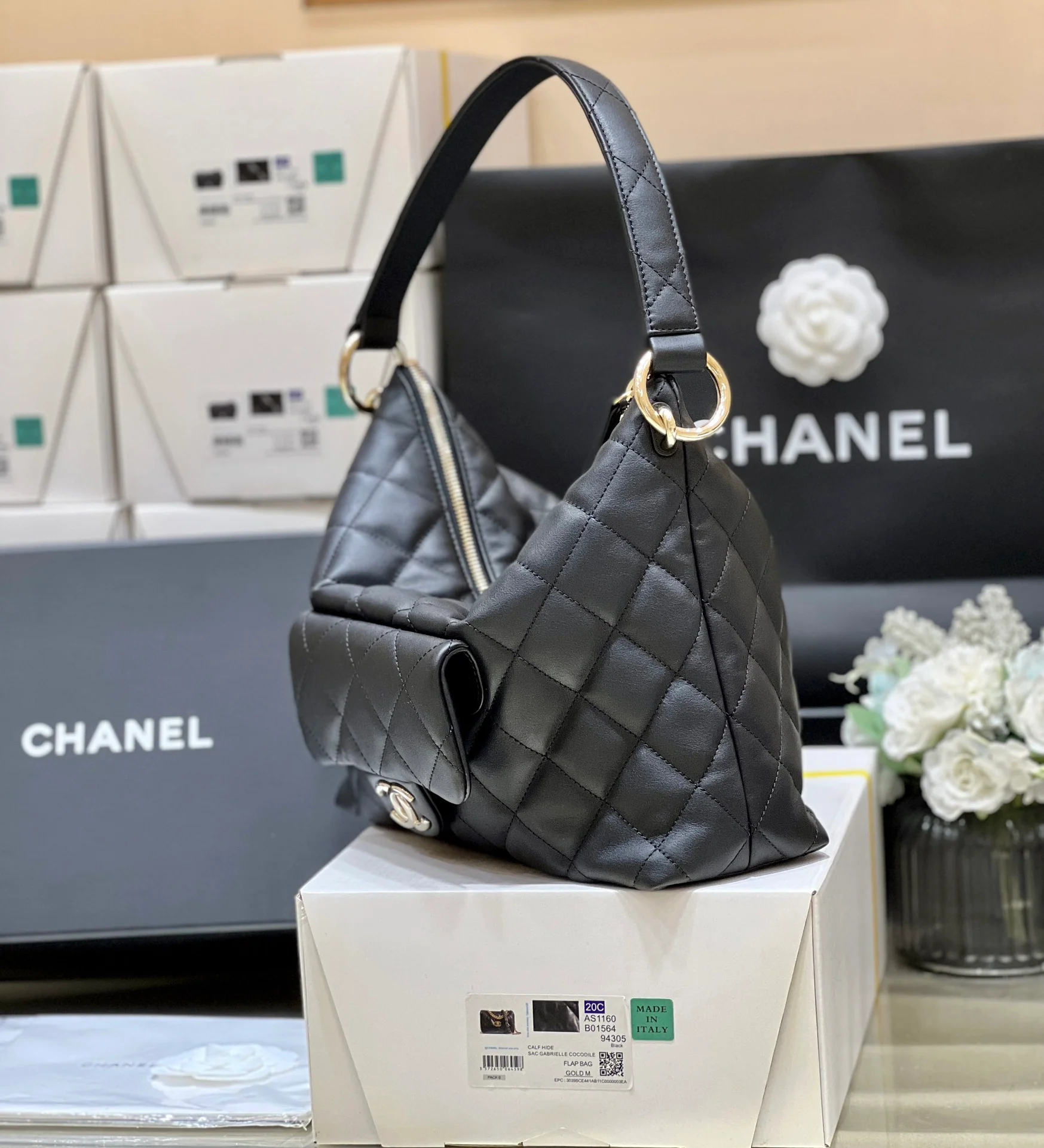 Сумка-хобо Chanel через плечо - черная