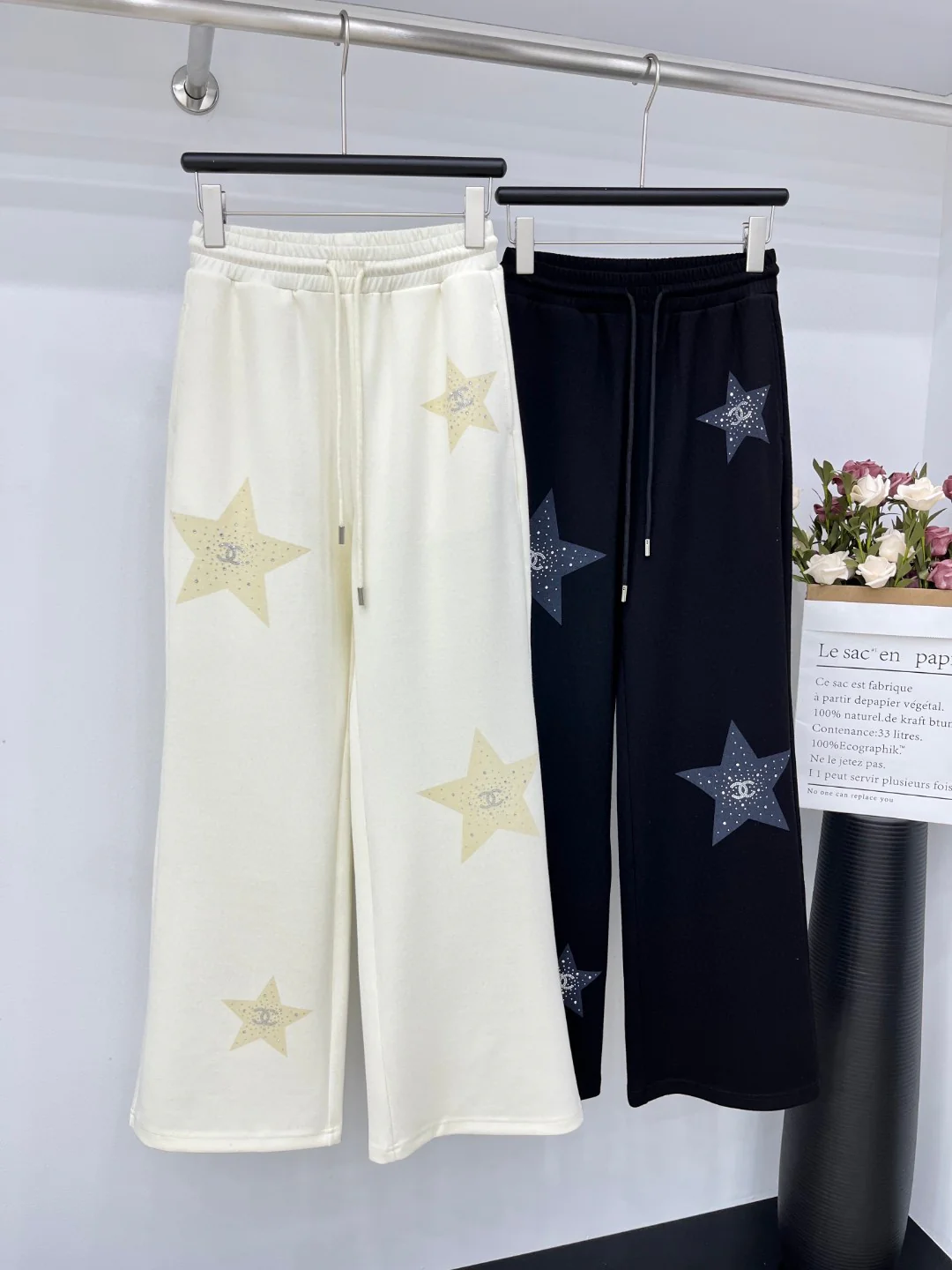 Повседневные брюки Chanel 2403 с цветными блоками и принтом из пенопласта, белые.