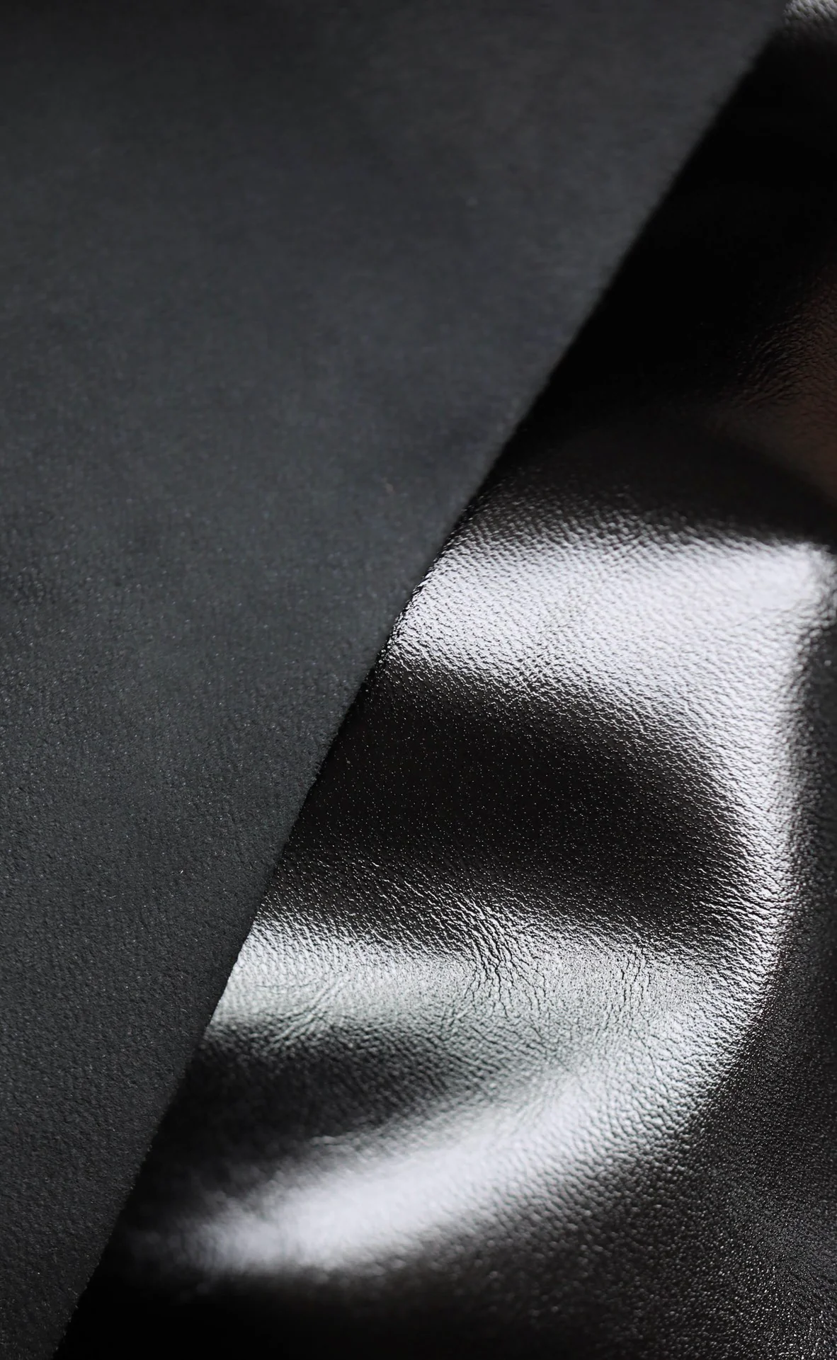 Маленькая черная сумка Chanel с клапаном и поворотной ручкой.