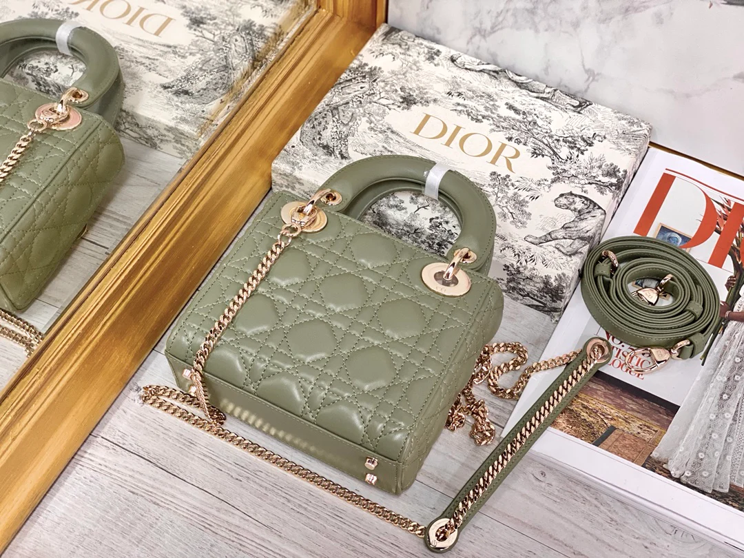 Миниатюрная сумочка Dior Lady Dior - модель Princess Dior с тремя отделениями - 17 см - цвет ?матча? с золотой фурнитурой.