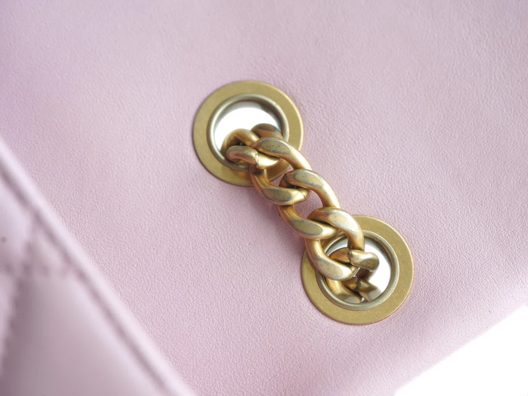 Пряжка Chanel 23 с декором в виде камелии - розовая