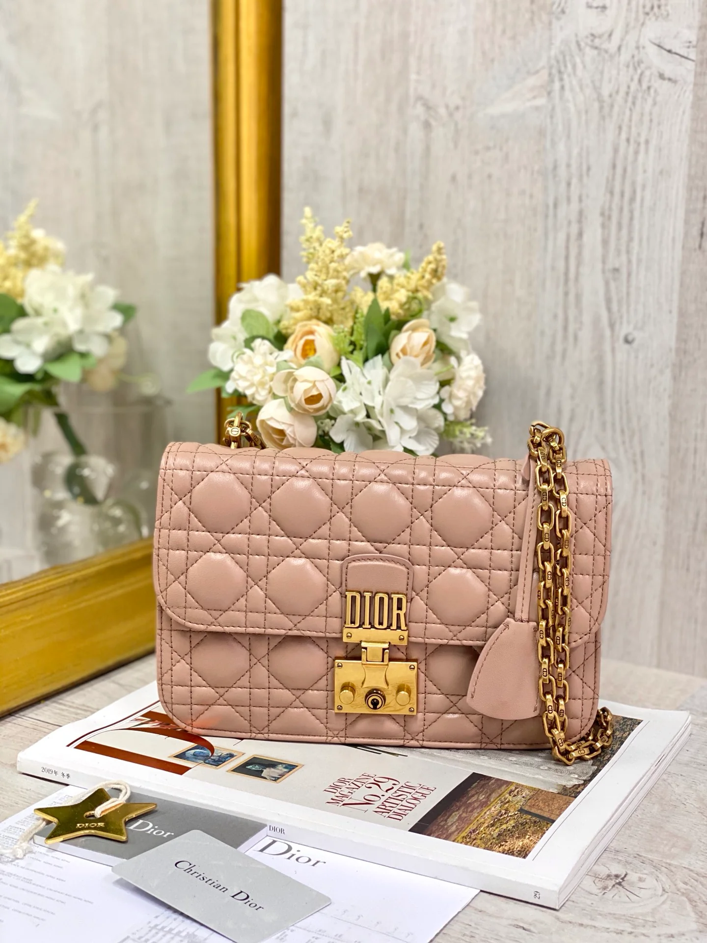 Сумка Dior WOC на цепочке из овечьей кожи коричневато-красного цвета.