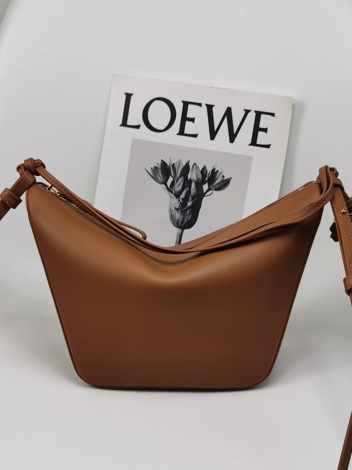 Сумка-хобо Loewe Hammock, цвет дубово-коричневый.