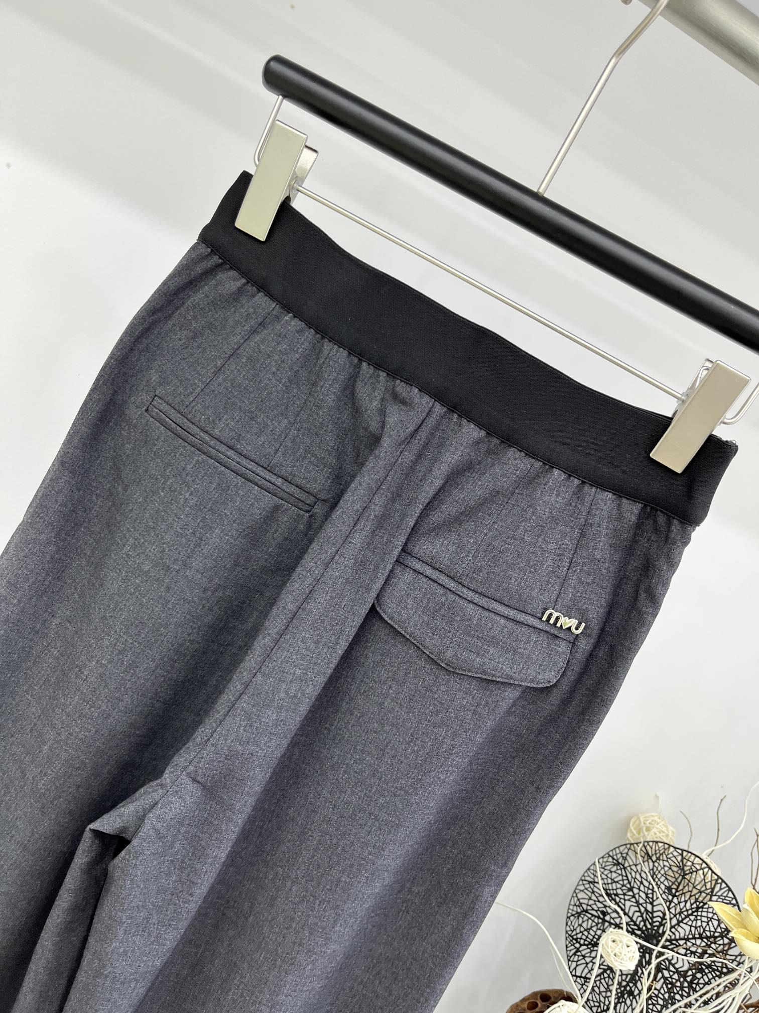 Miu Miu - 2404 - Узкие повседневные брюки - Серые