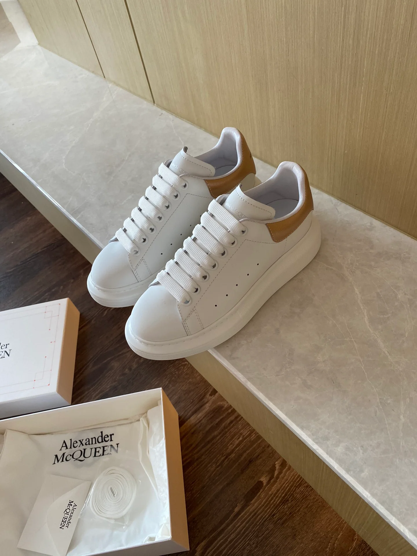 Классические белые кроссовки McQueen - ярко-оранжевые