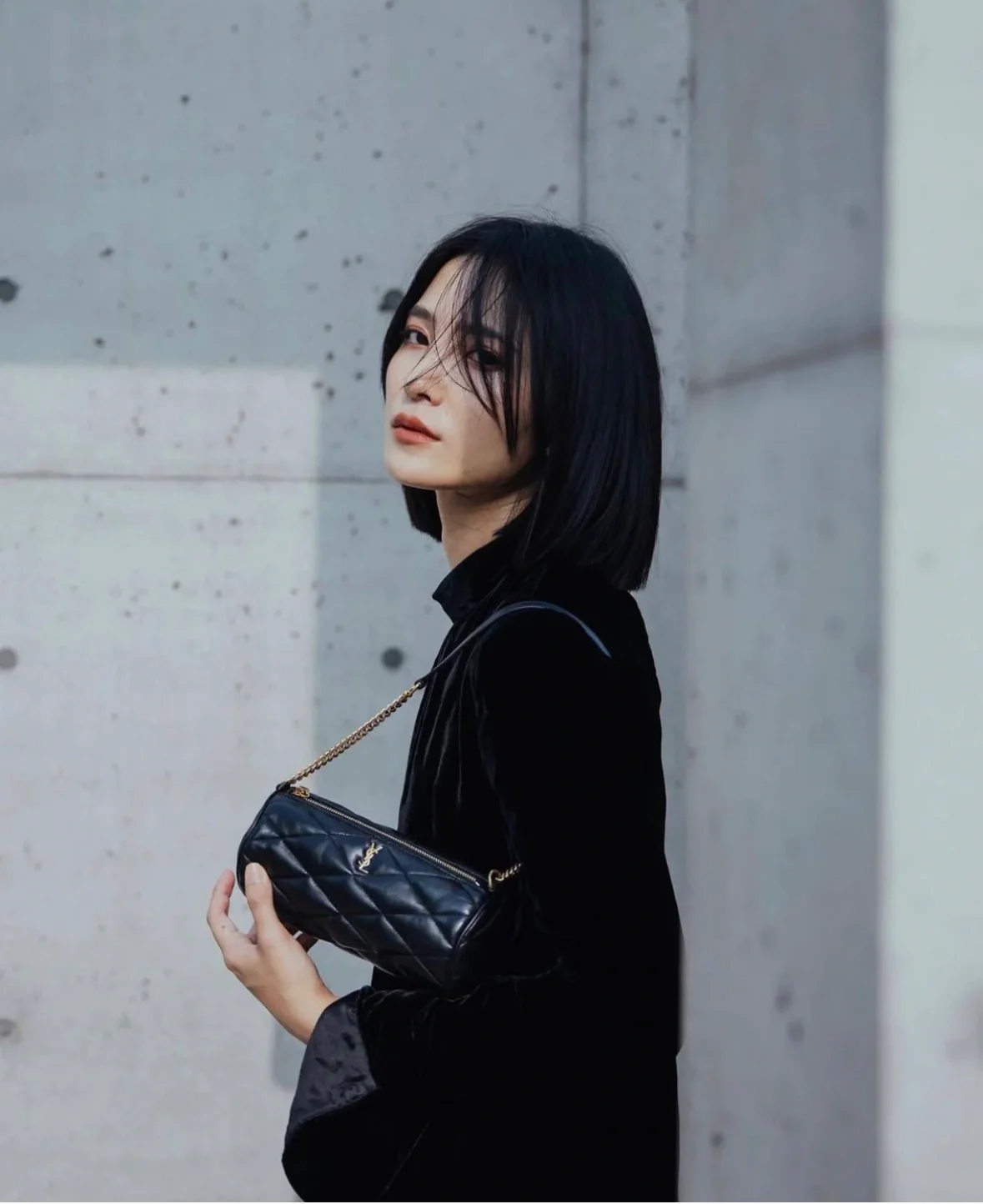 Маленькая цилиндрическая сумка YSL Sade - черная