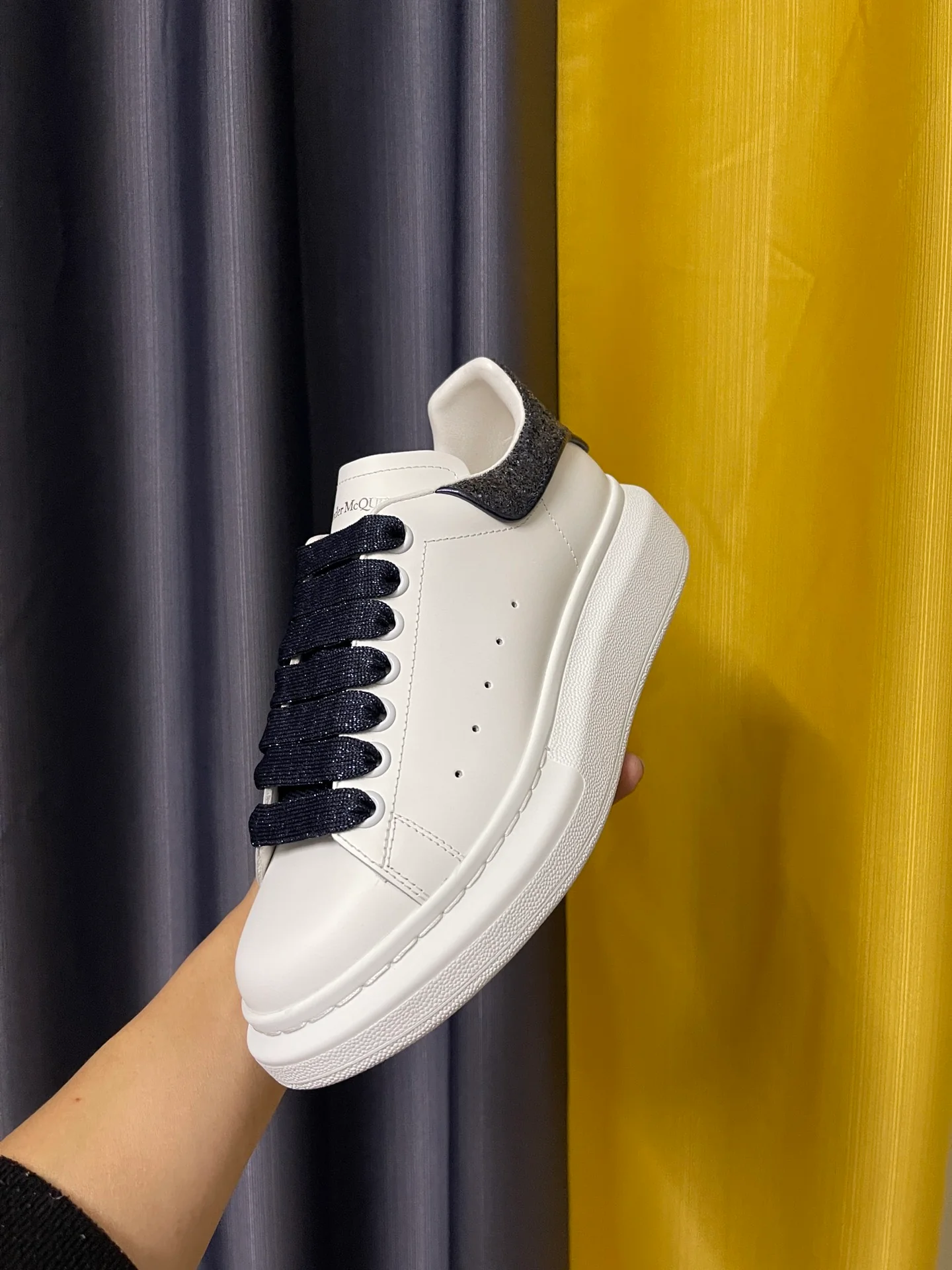 McQueen - Классические белые кроссовки - Черный каблук