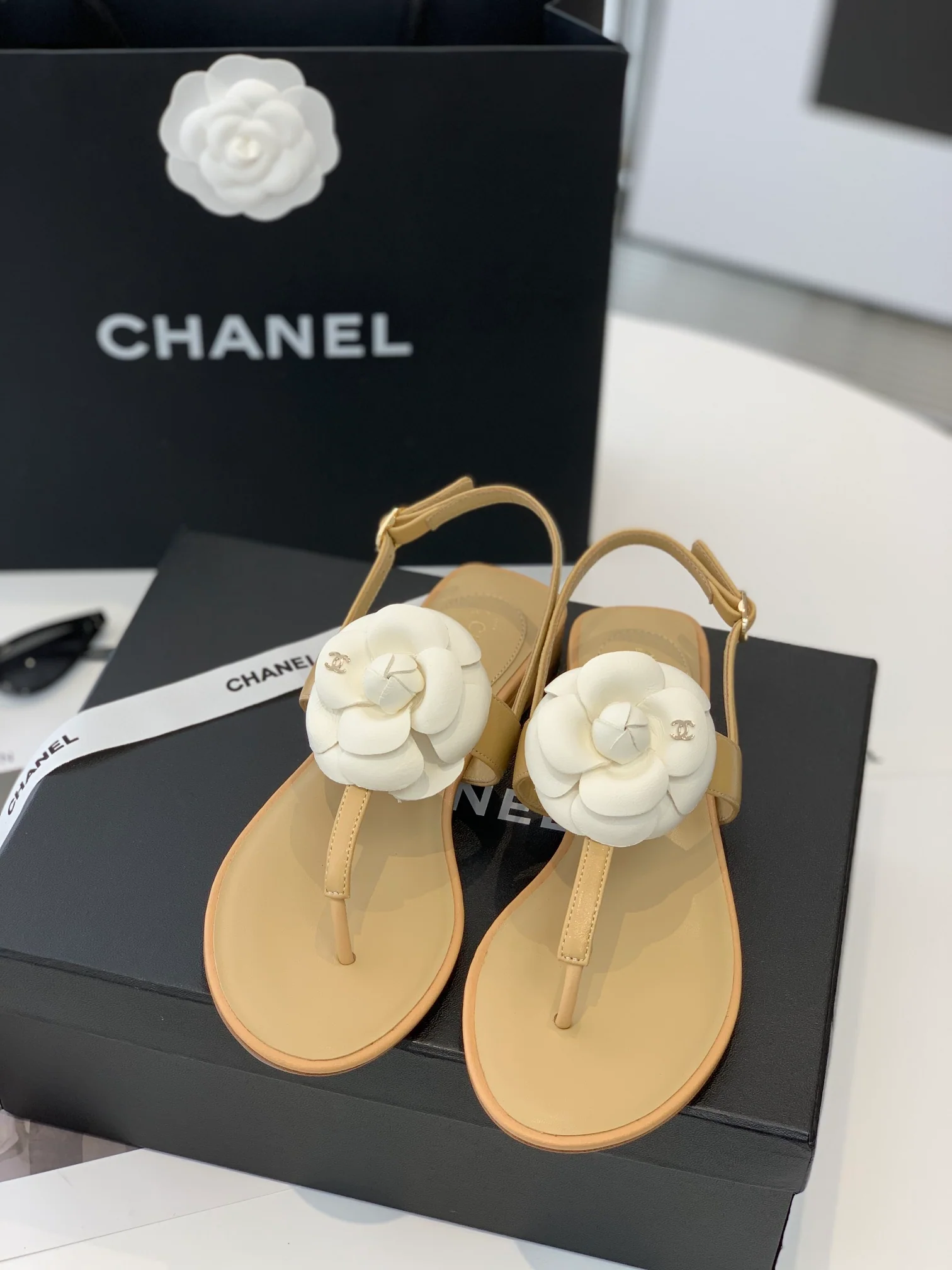 Коллекция Chanel Métiers d'Art - Сандалии, украшенные камелиями - Размеры 35-40