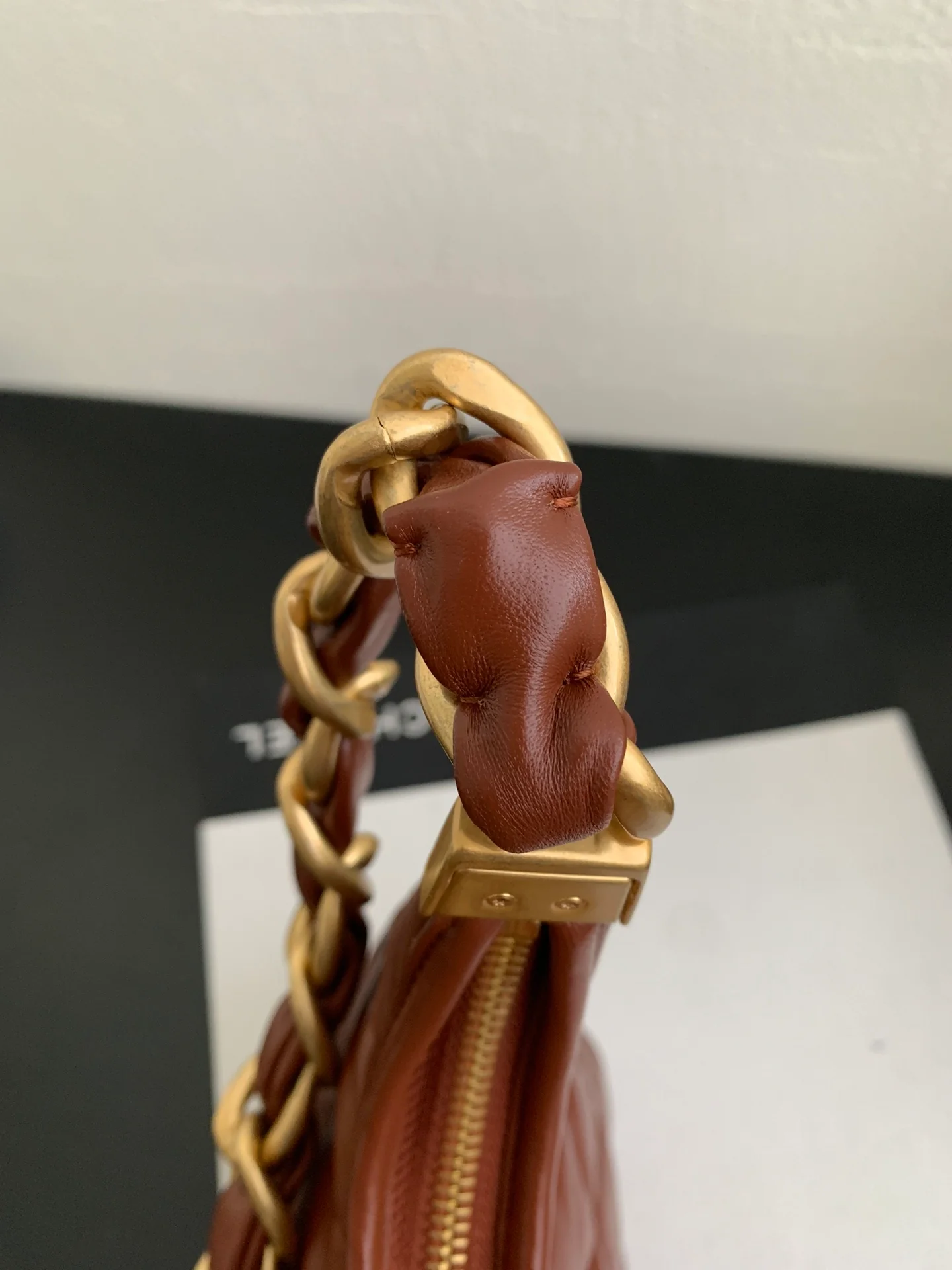 Сумка Chanel на плечо с массивной цепочкой - красная