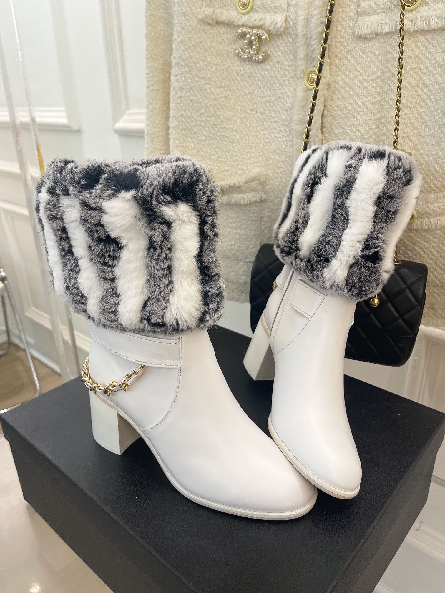 Новинка весны 2022 года от Chanel - Ботильоны на массивном меховом каблуке - Белые
