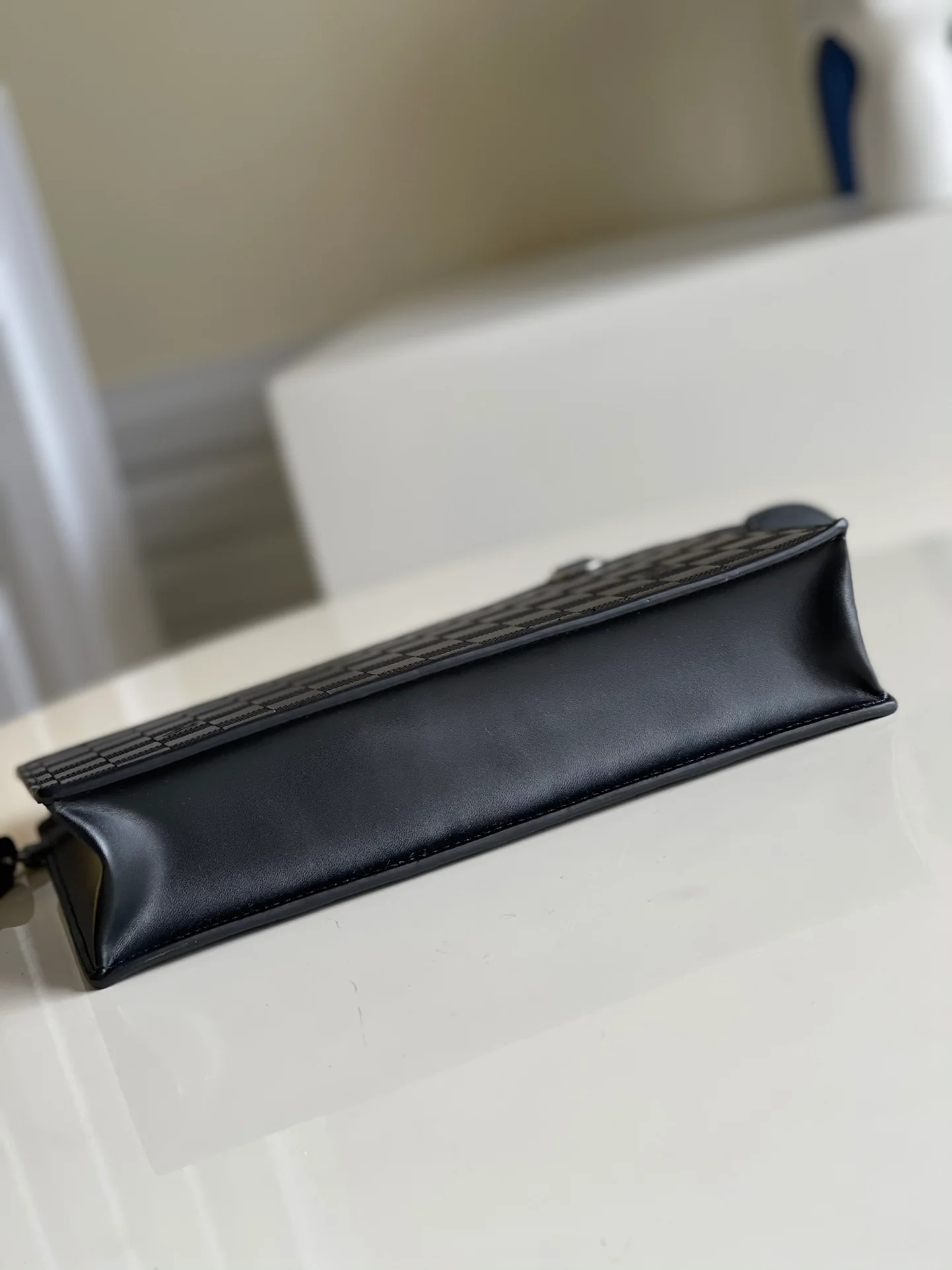 lv-n60448-standing-clutch-2