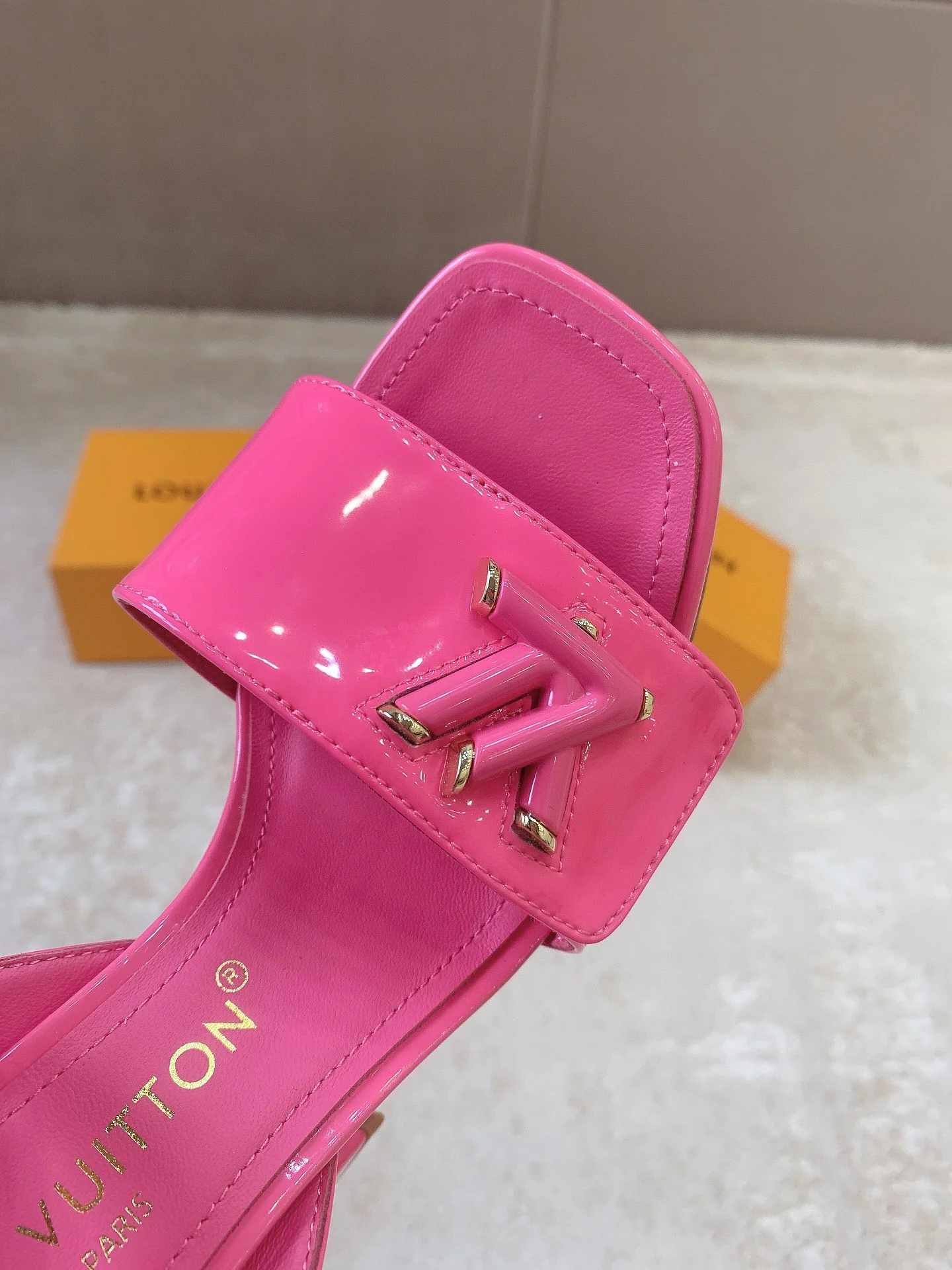 Новинка сезона весна/лето 2023 от LV - Босоножки на высоком каблуке - Ярко-розовые