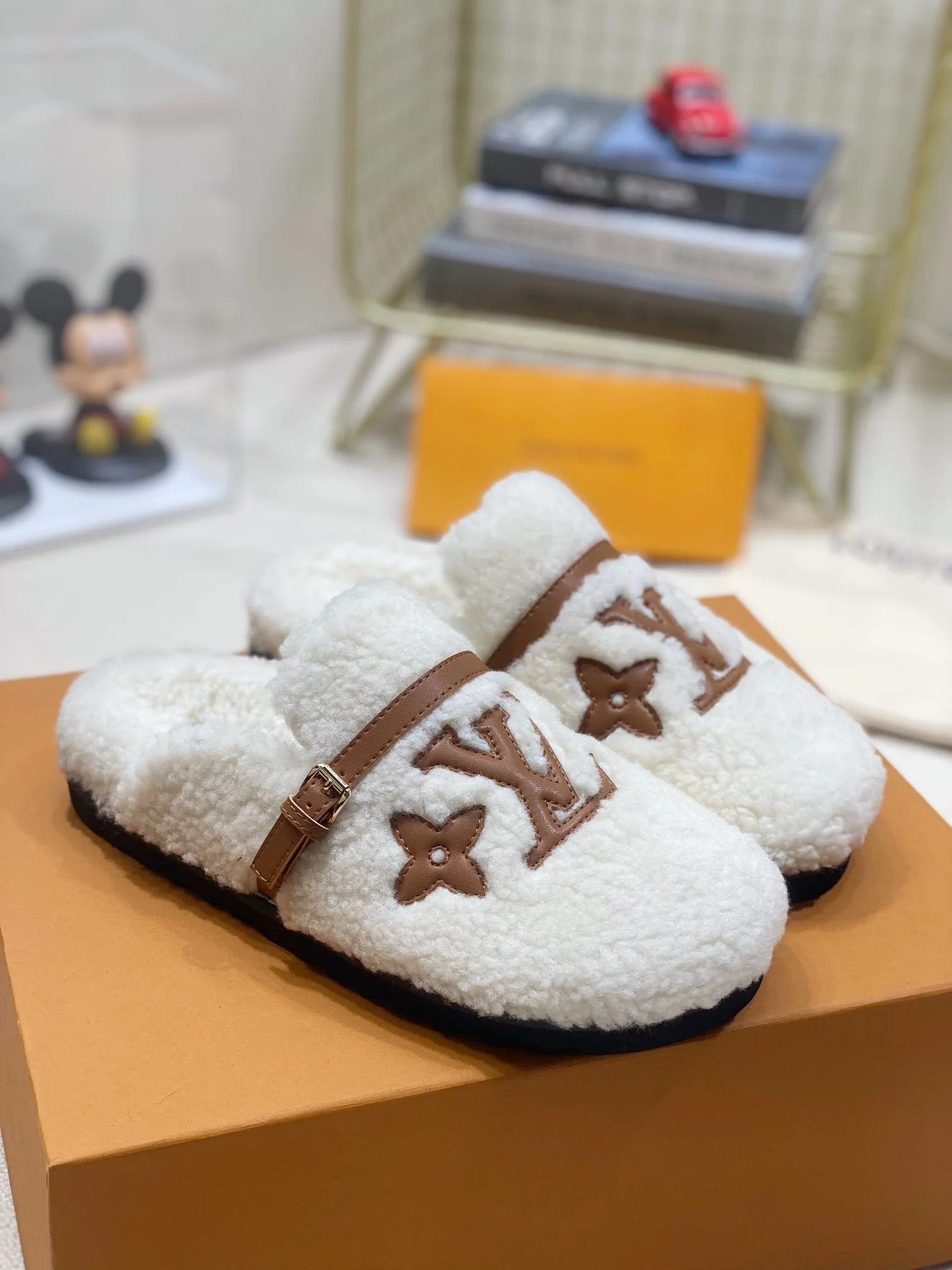 Новинка ранней весны 2022 года - Пушистые полутапочки - Белые