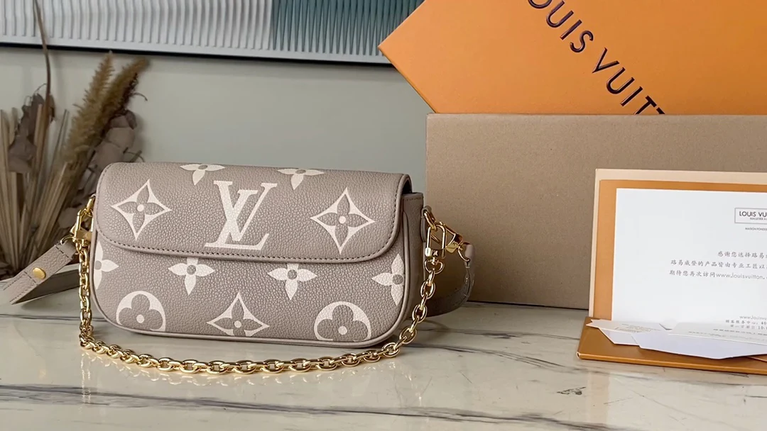 m82211-LV-кошелек-на-цепочке-плющ-абрикос