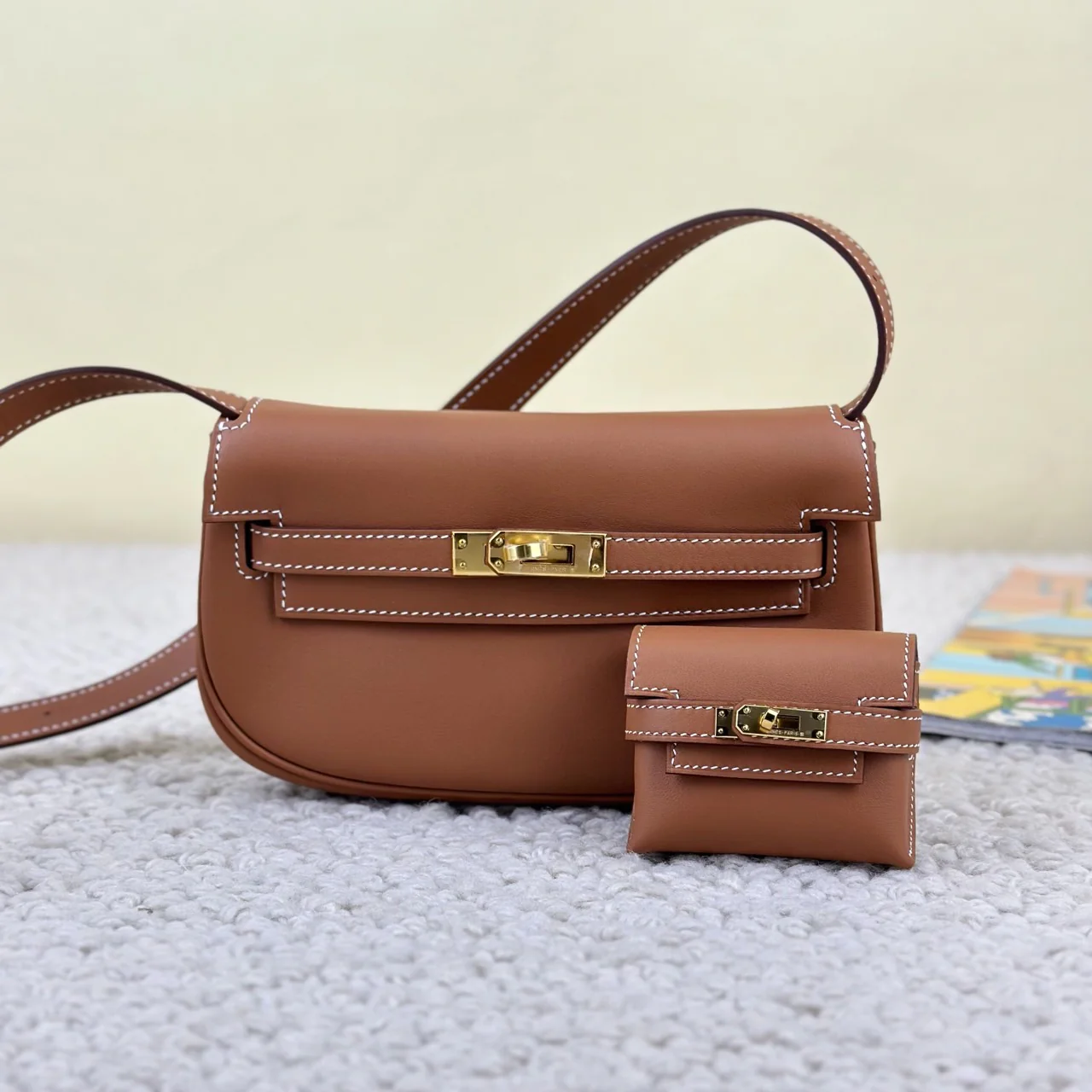 Кожа Hermes Kelly Moove Swift, золотисто-коричневая, золотая застежка.