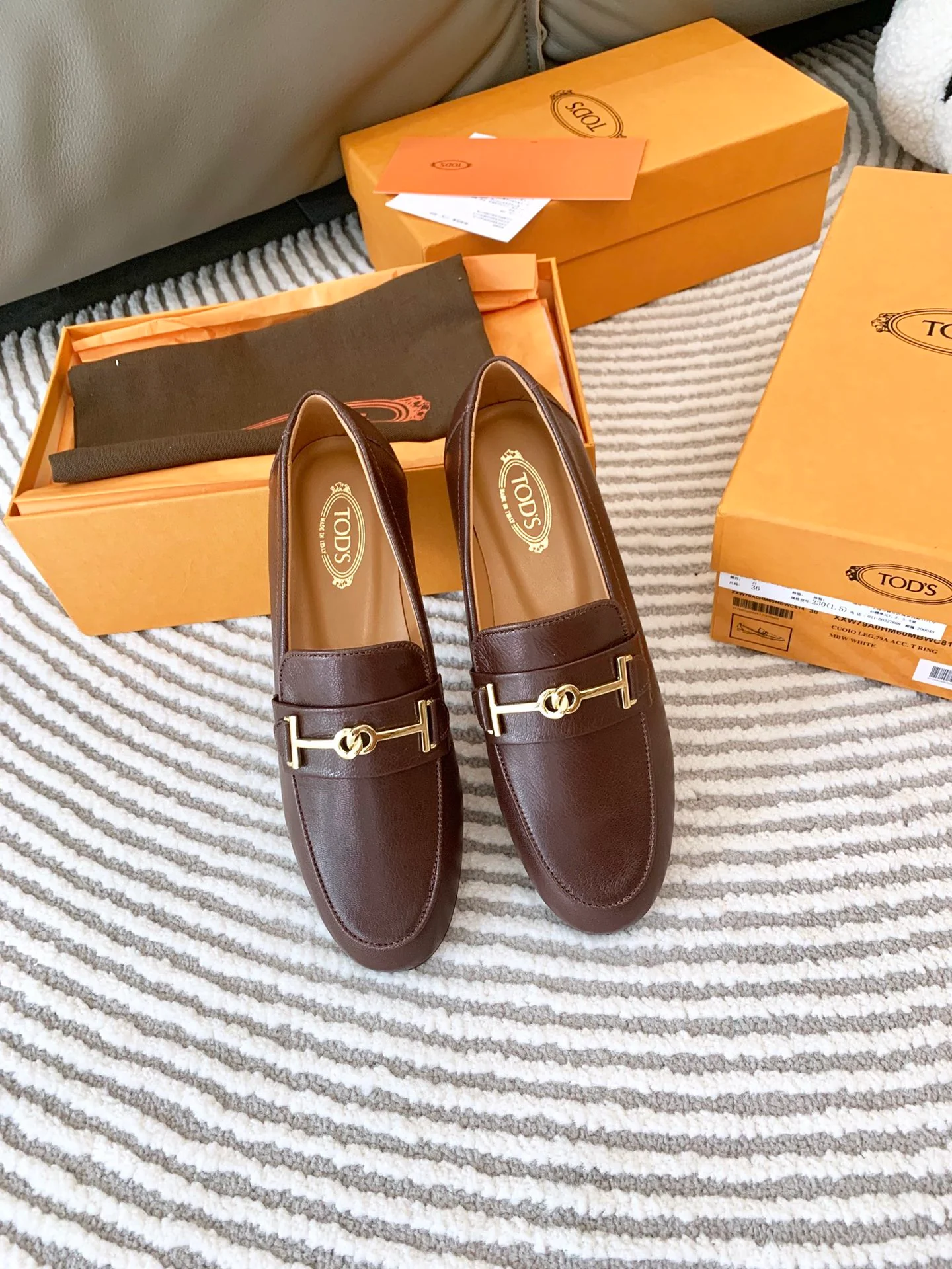 Новинка 2023 года от Tods - Лоферы - Темно-коричневые