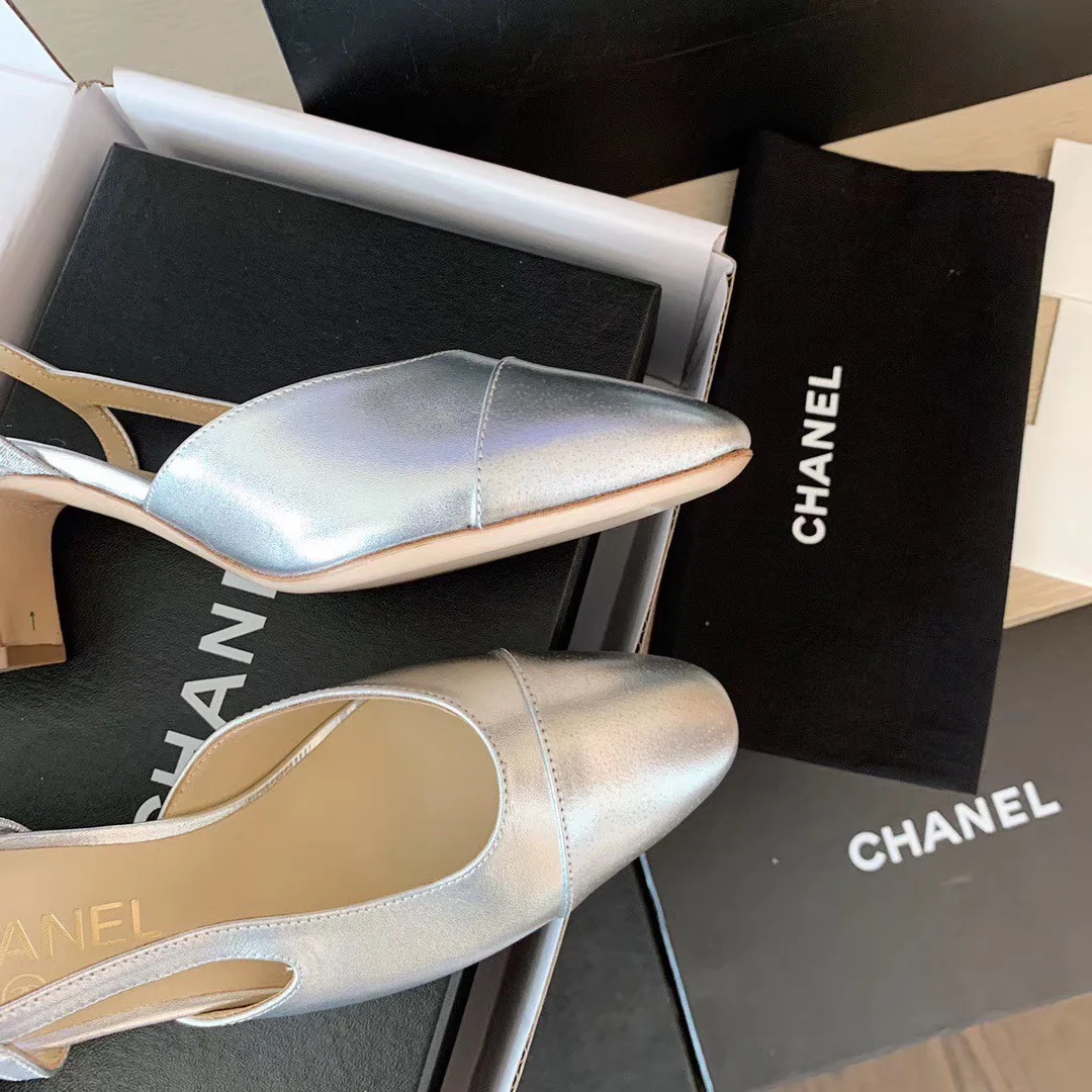 Классические сандалии Chanel на массивном каблуке - серебристые