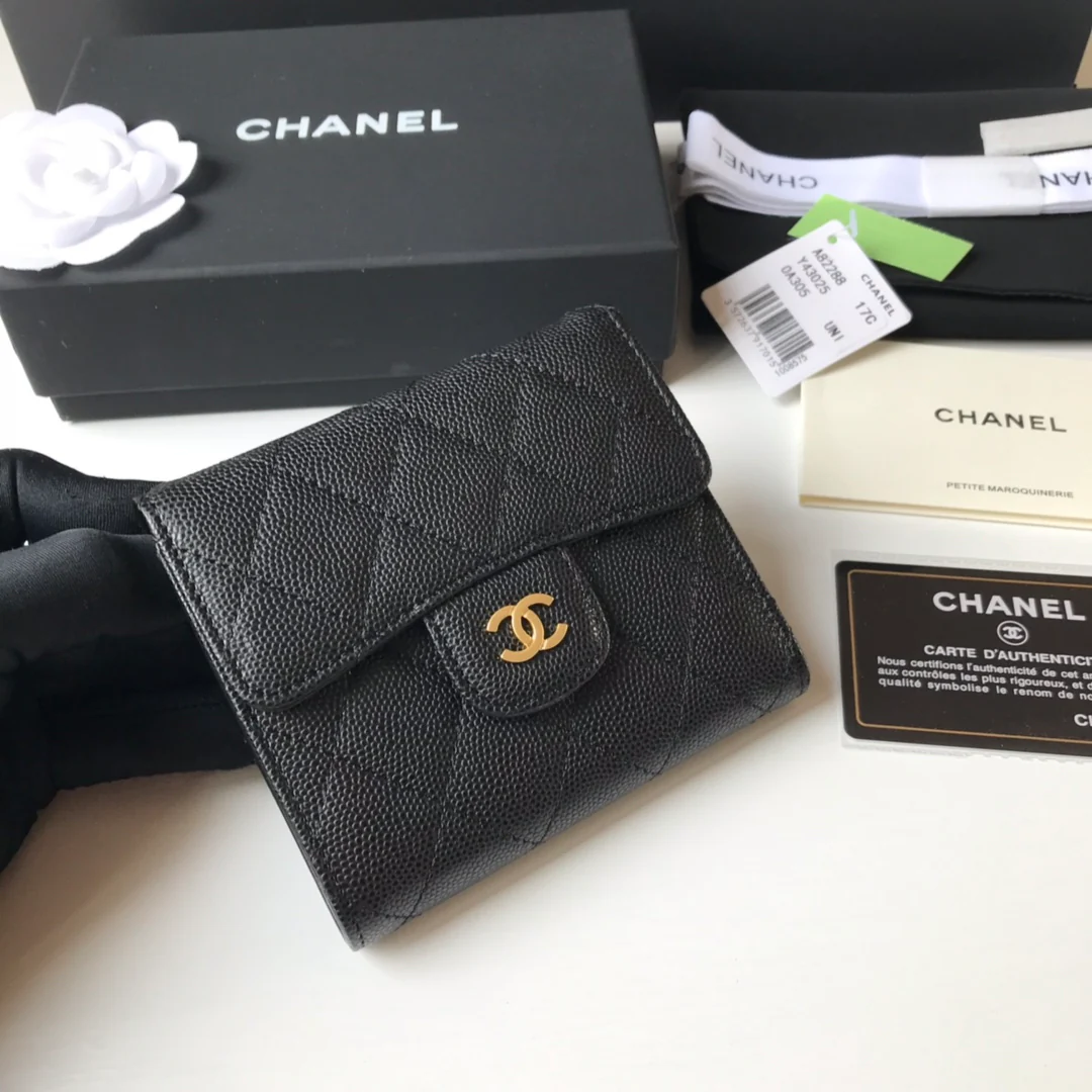 Трехсекционный кошелек Chanel - черная глянцевая кожа с золотой пряжкой
