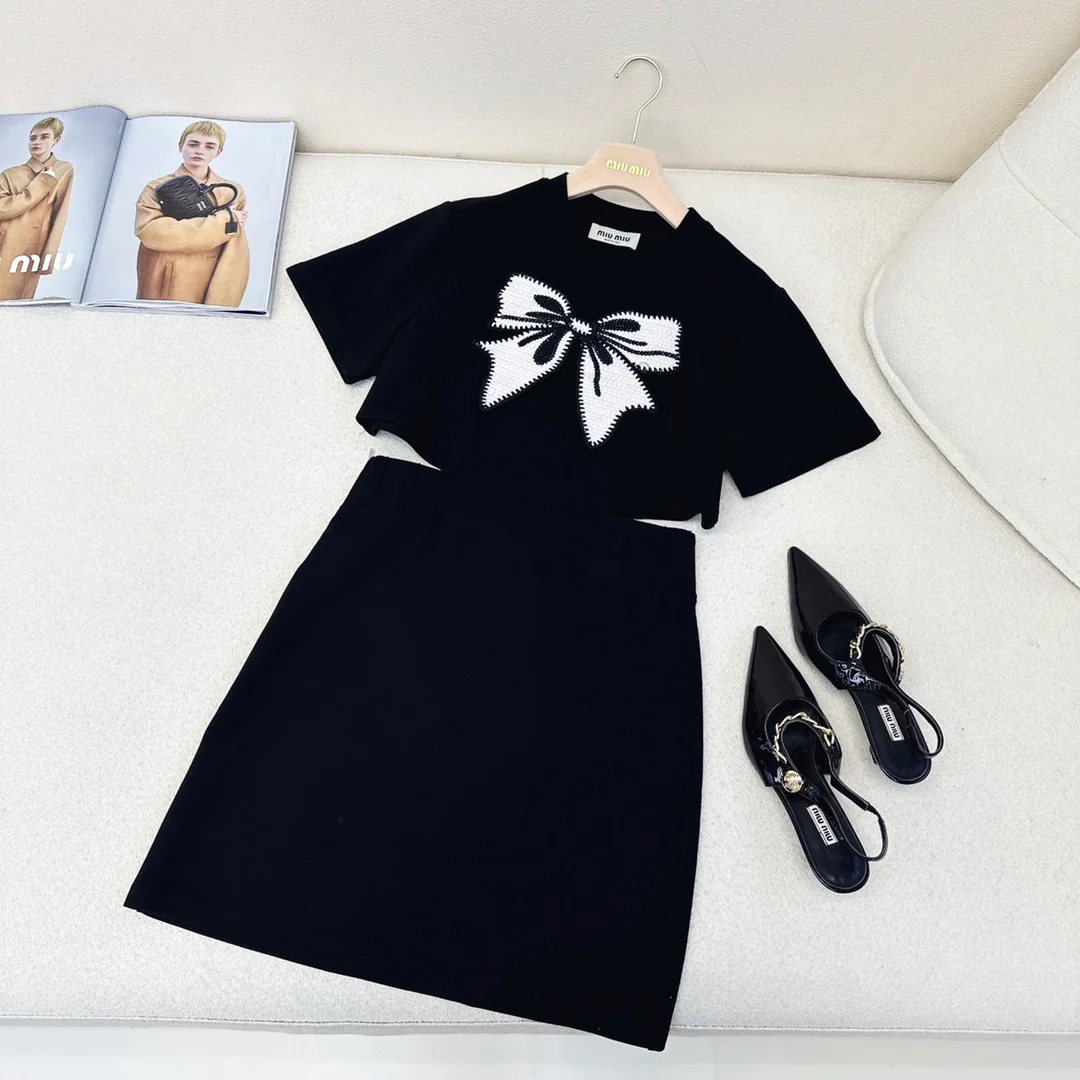 Miu Miu - 2404-24ss Весна/Лето Новинка Платье с короткими рукавами и вышивкой бантом - Черное