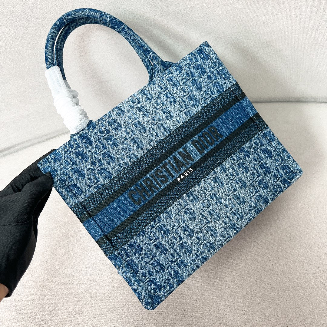 Сумка-шоппер Dior Booktote, маленькая, джинсово-синяя.