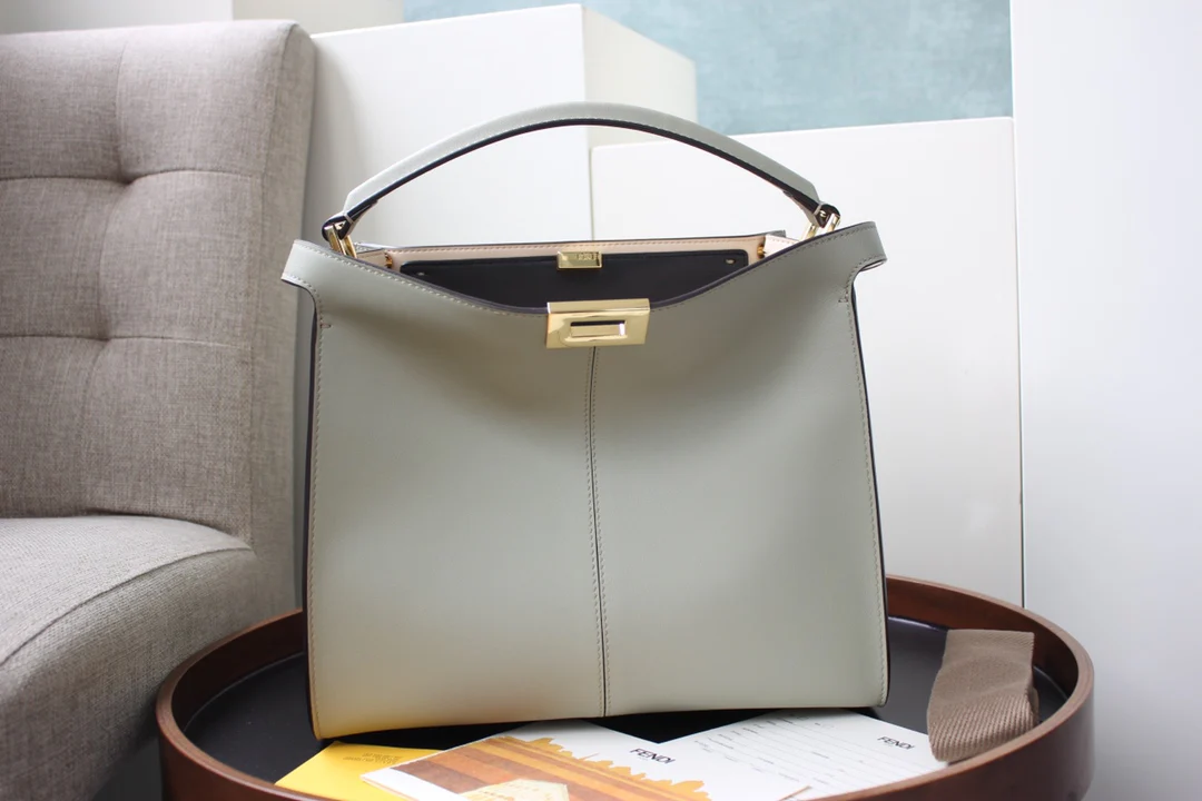 Сумка Fendi Peekaboo Lite Medium из светло-зеленой кожи.