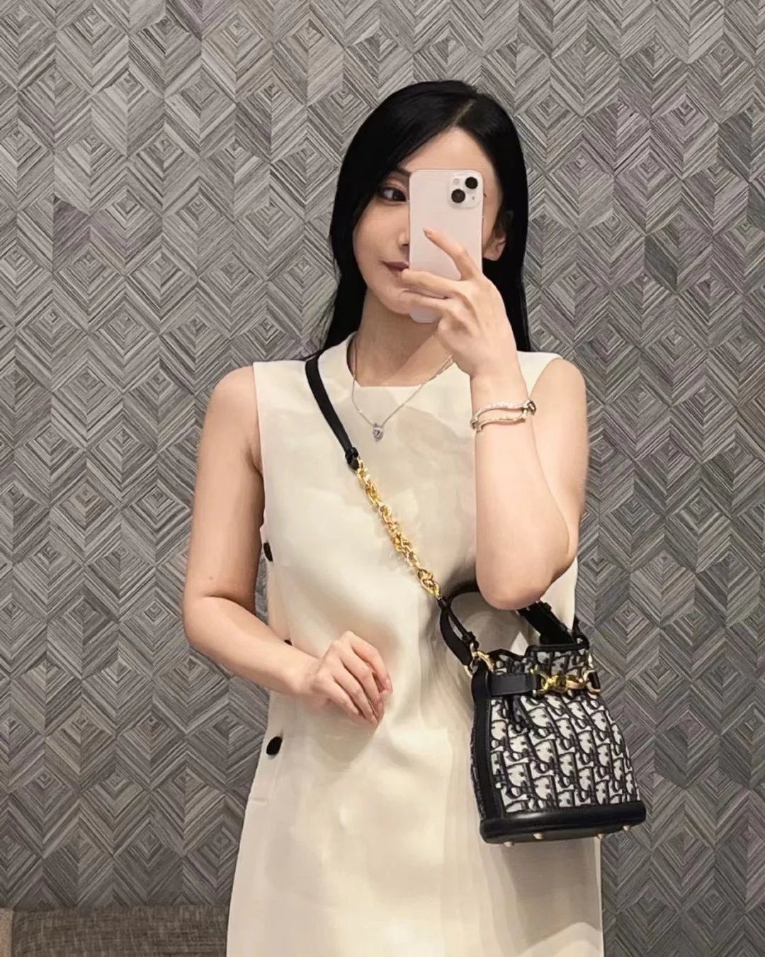 Новые поступления коллекции Dior осень 2023 - Сумка Cest Dior - Маленький размер