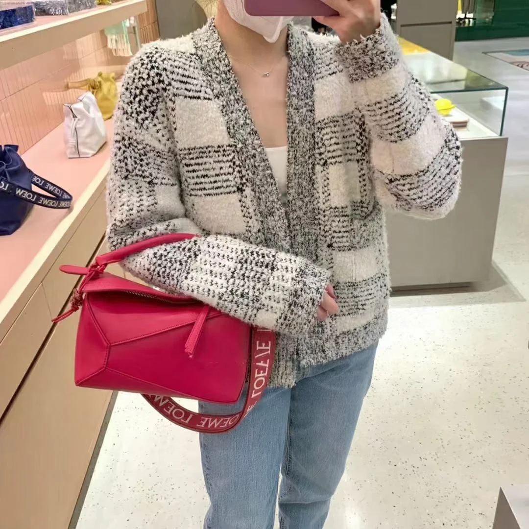 Сумка Loewe Puzzle Geometric с плечевым ремнем в виде буквы — розовая.