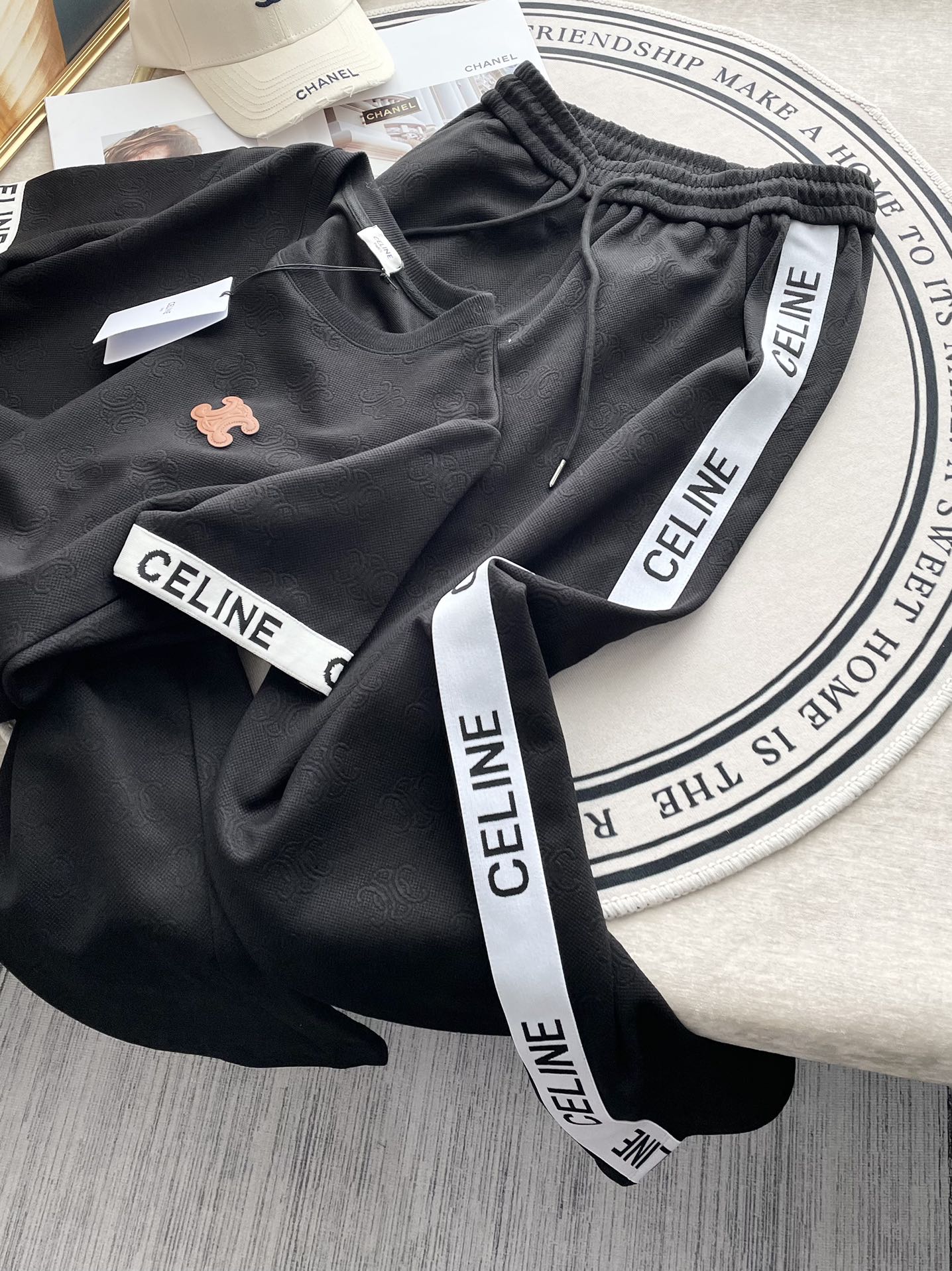 Комплект Celine-2403: футболка с коротким рукавом и брюки с тисненым узором ?Триумфальная арка? — черный.