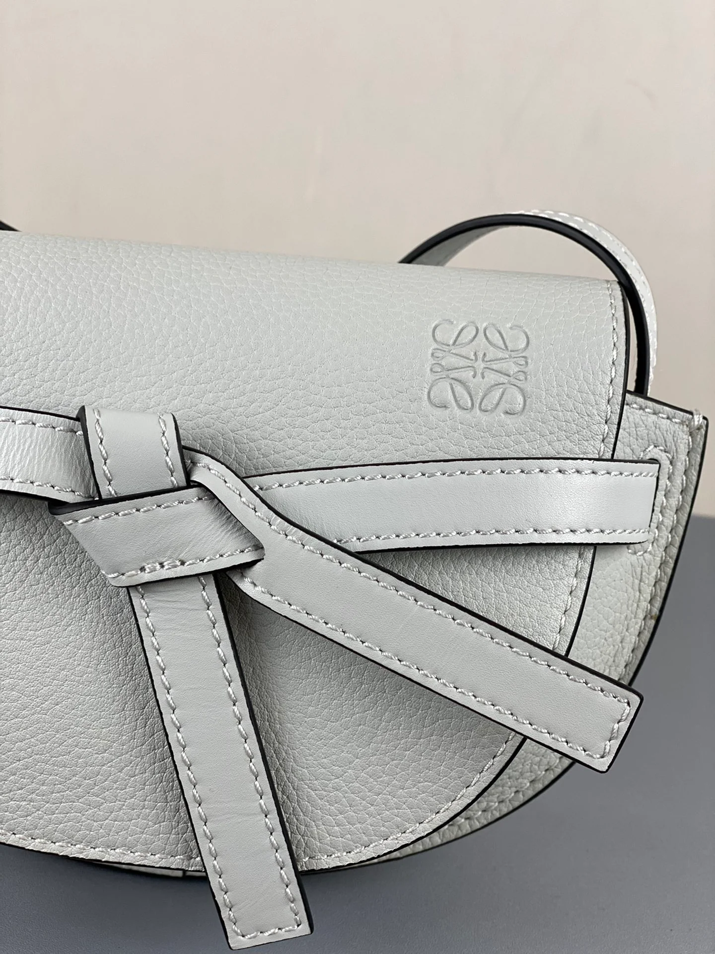 Loewe-gate-mini-21x12-5x9-5-cm-2