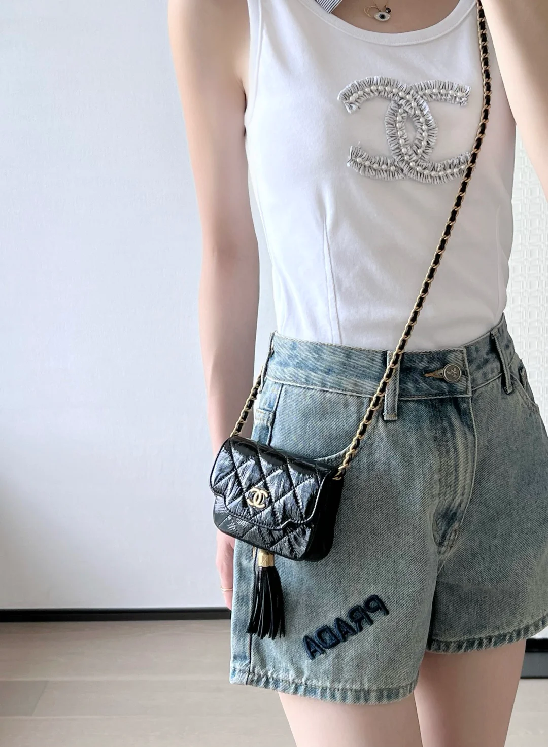 Chanel - Маленькая сумка через плечо с цепочкой и кисточкой - Черная с золотой фурнитурой