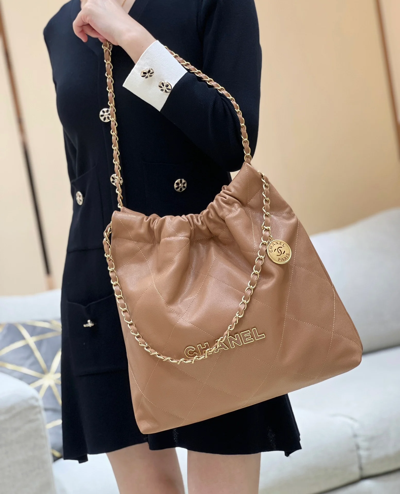 Chanel - Коричневая кожаная сумка длиной 22 дюйма с текстурой в виде шариков (в стиле мусорного мешка).