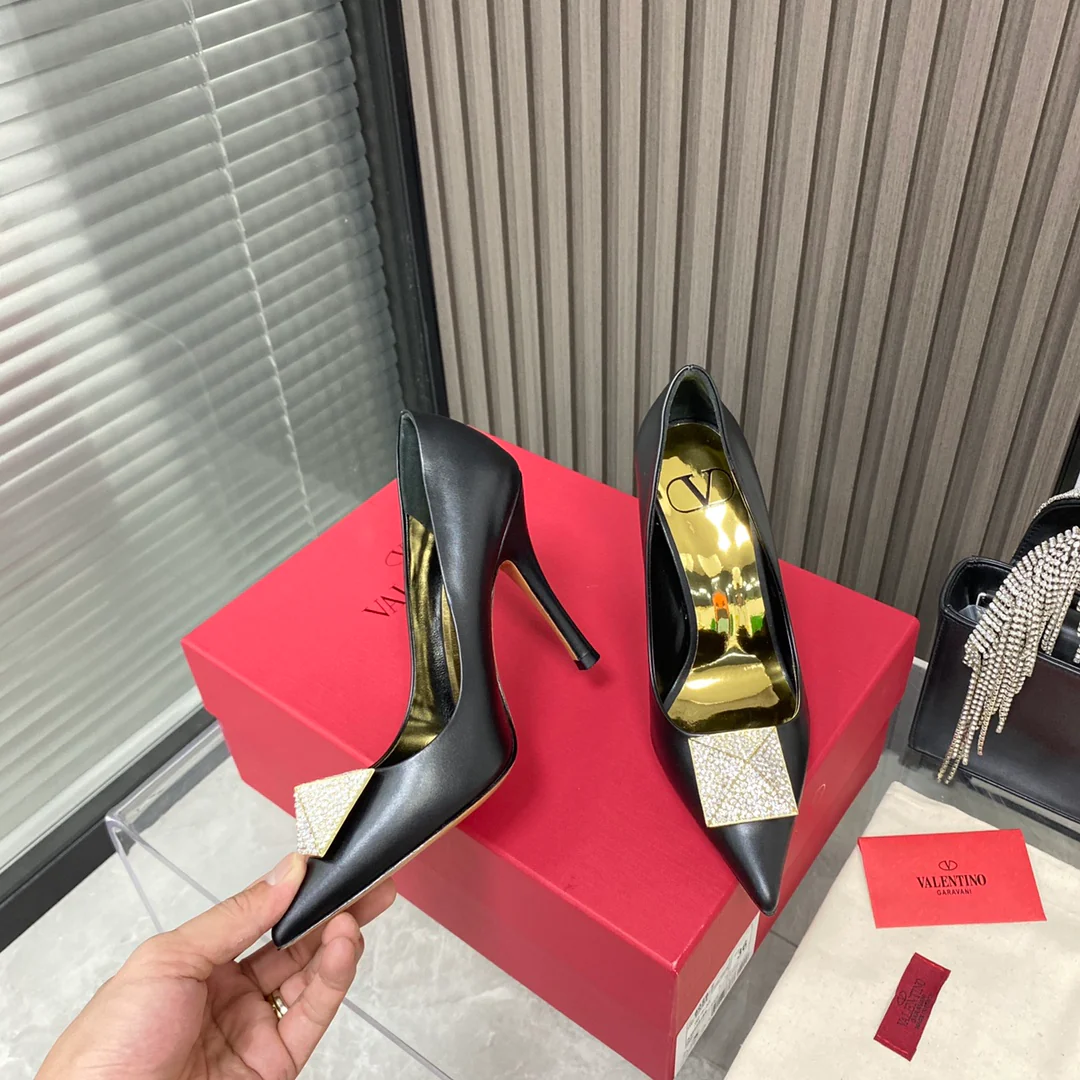 Новинка сезона осень/зима 2022 от Valentino - Туфли на высоком каблуке с фурнитурой, украшенные заклепками - Черные