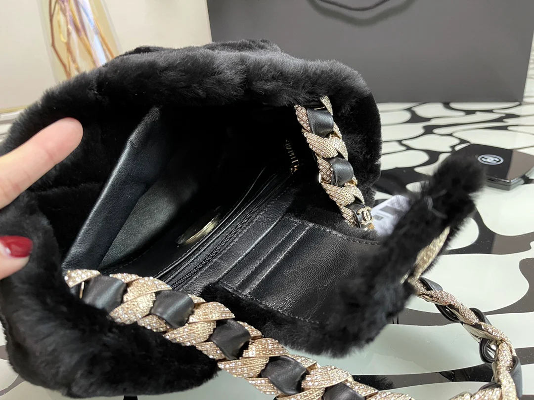 Сумка Chanel из овчины с цепочкой и бриллиантами - 1