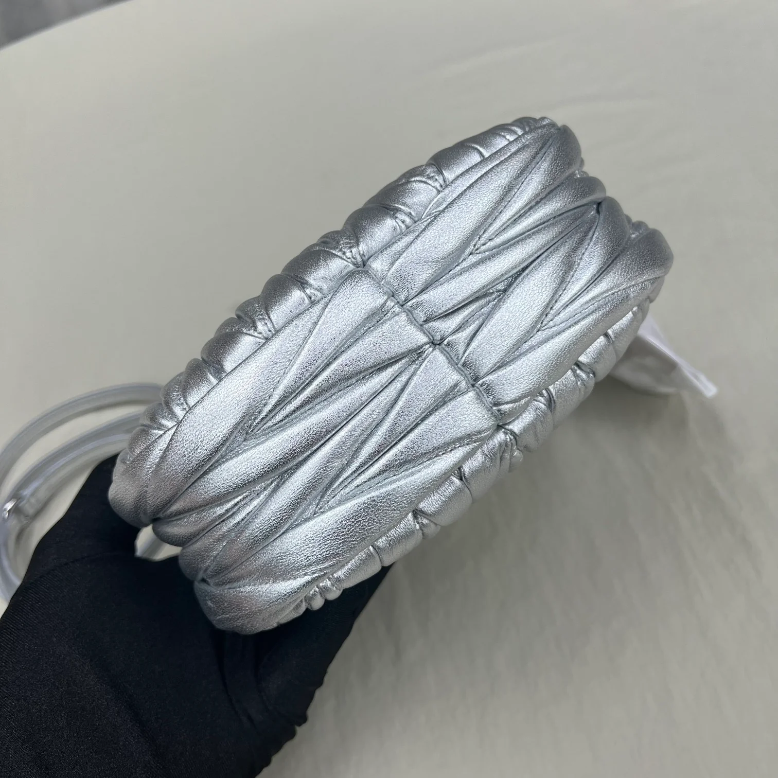 Сумочка Miu Miu Wander, миниатюрная, из овечьей кожи, серебристая.