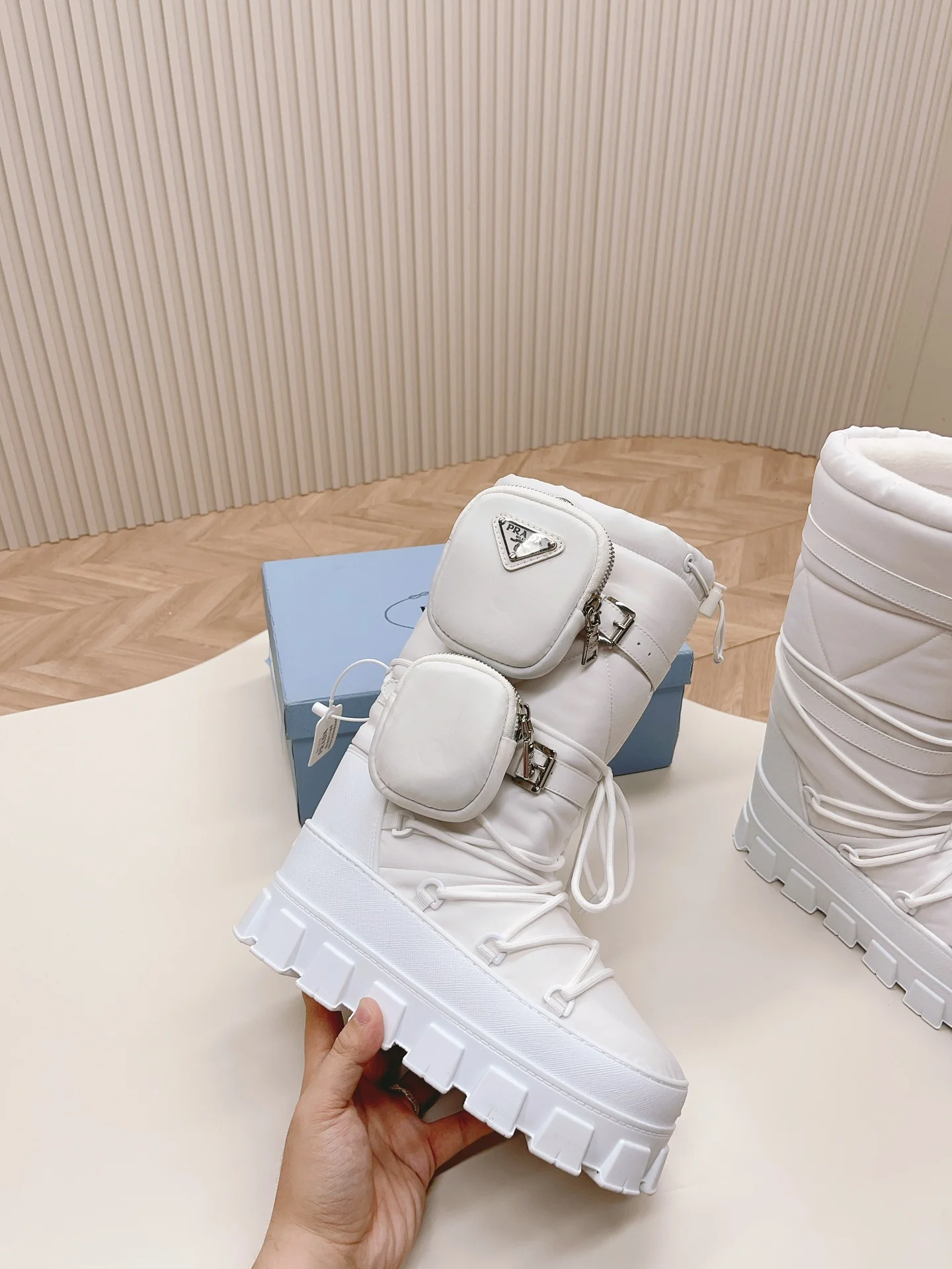 Снежные ботинки Prada Space 2024 - белые