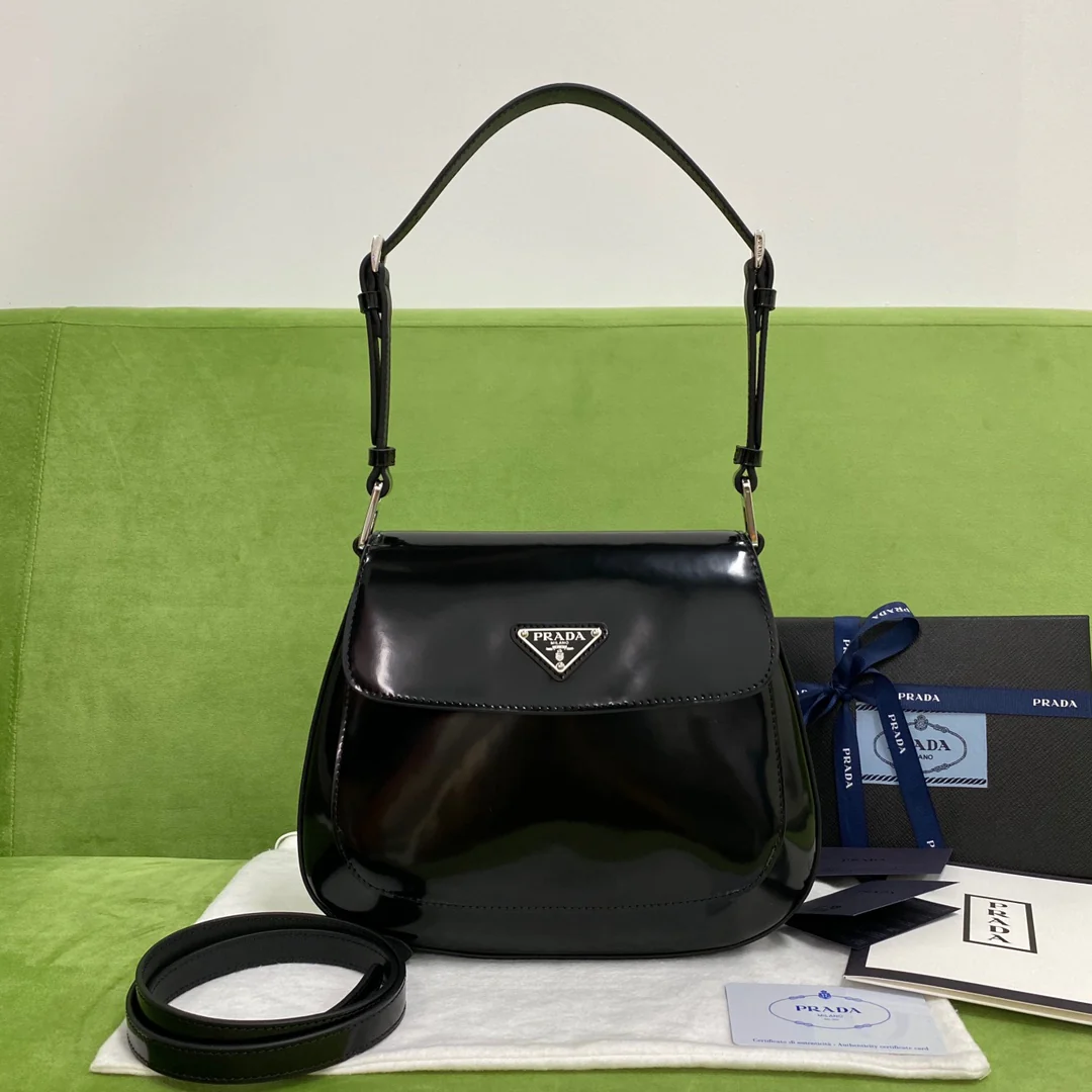 Сумка-кресло Prada Cleo, черная, средний размер.