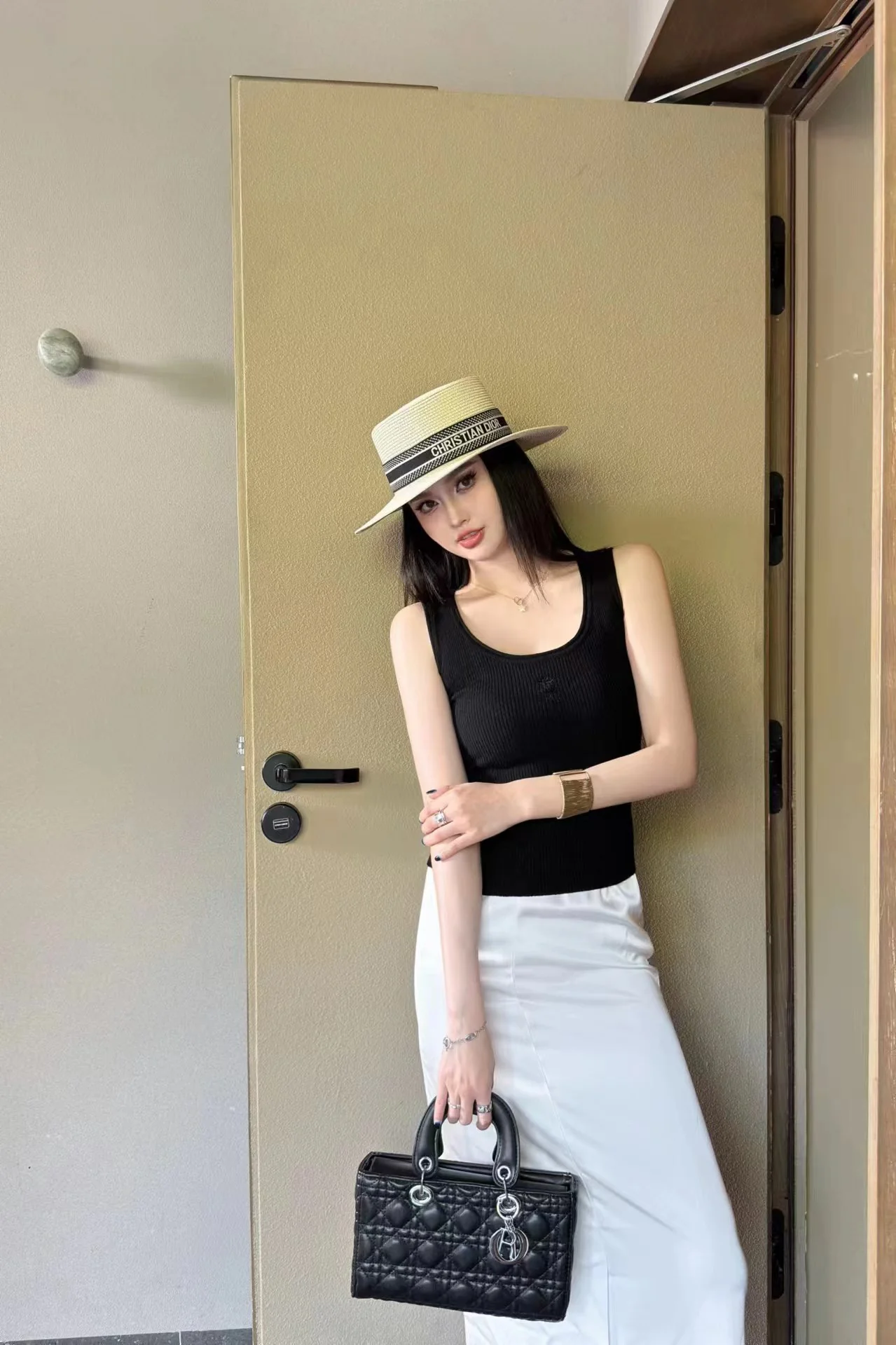 Вязаный жилет Dior 2403 с вышитой буквой CD — черный