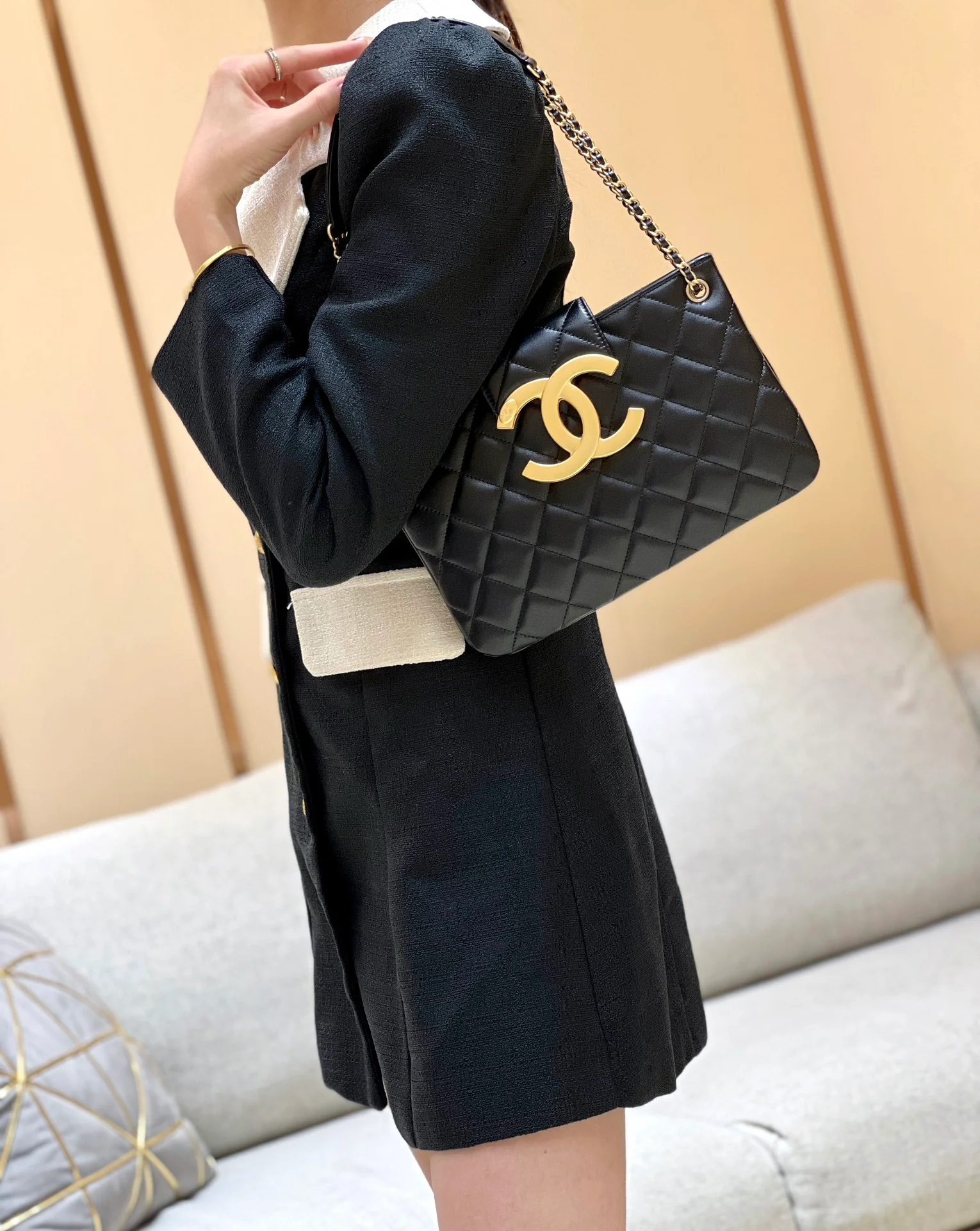 Новая коллекция Chanel ?Ранняя весна? — 24c — Большая ретро-сумка-шоппер с двойной буквой C — Черная