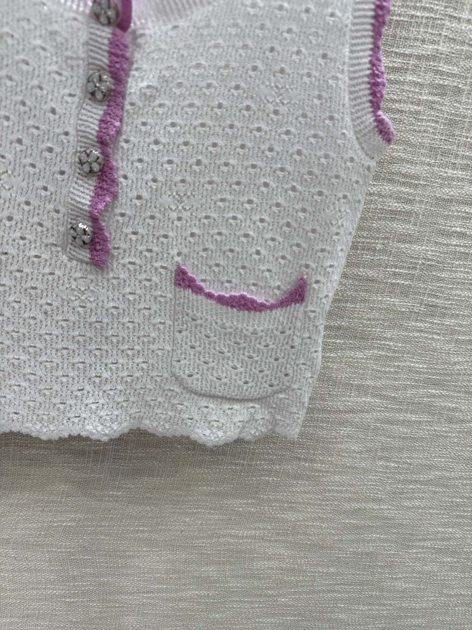 Chanel 2403 - Ажурный трикотажный жилет с двумя карманами - Белый