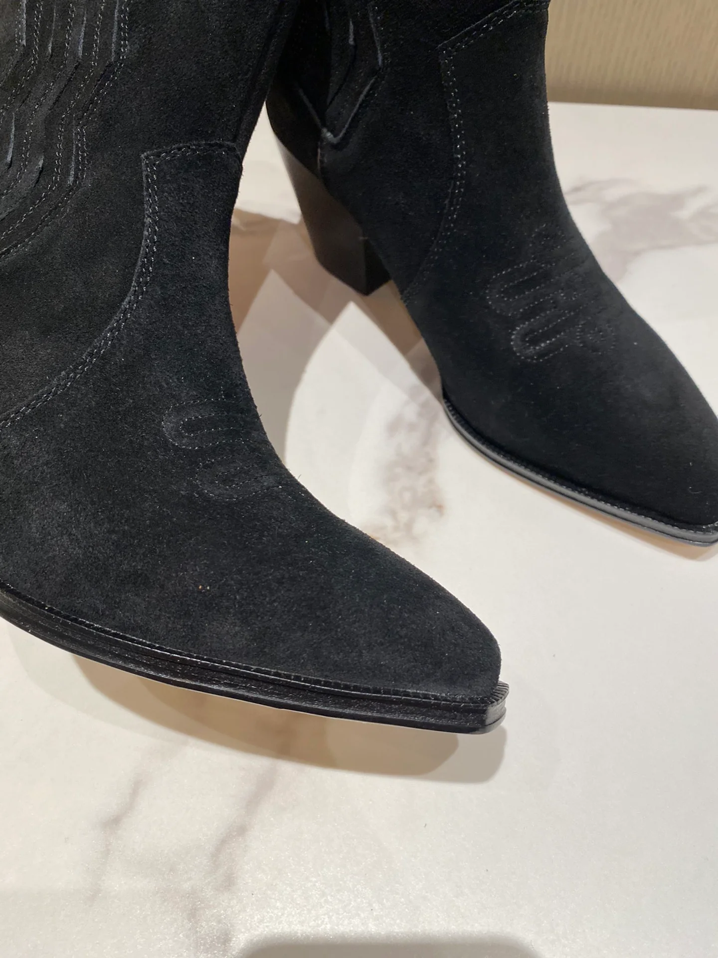 Новинка осенне-зимней коллекции Hermes - замшевые ботильоны - черные.