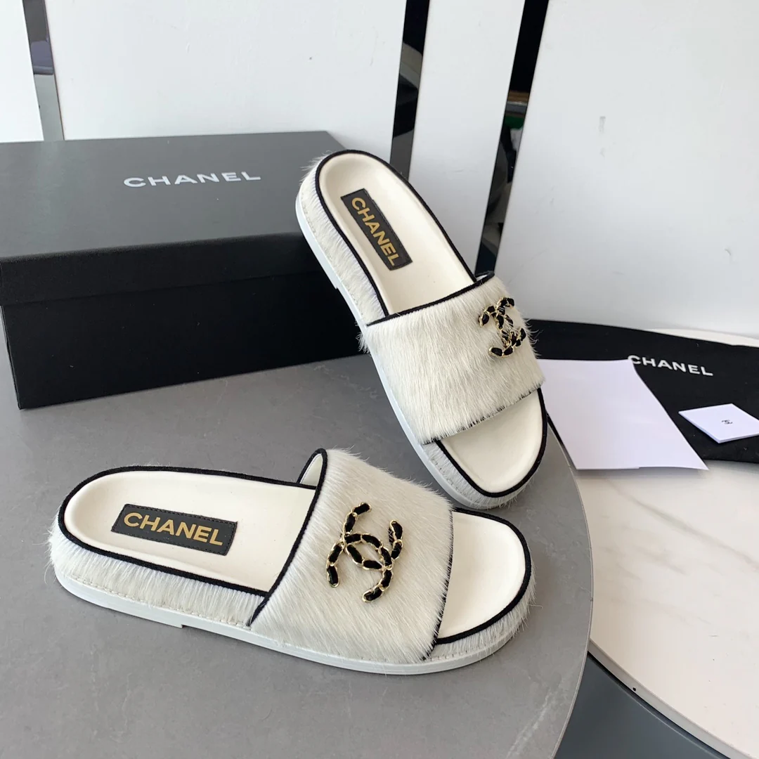 Новинка сезона осень/зима 2022 от Chanel - Тапочки из овечьей шерсти - Белые