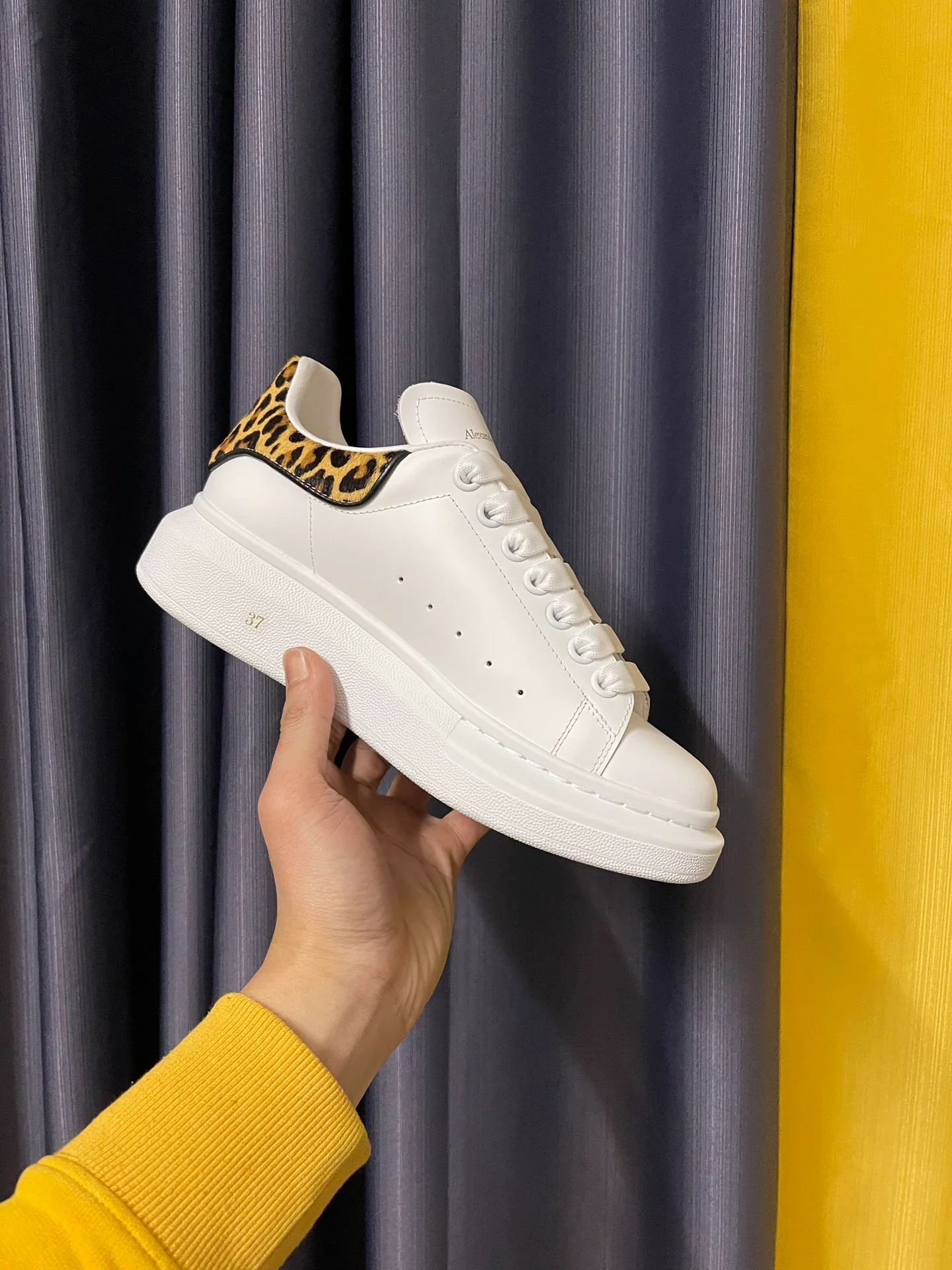 Классические белые кроссовки McQueen - унисекс - леопардовый принт и прическа 