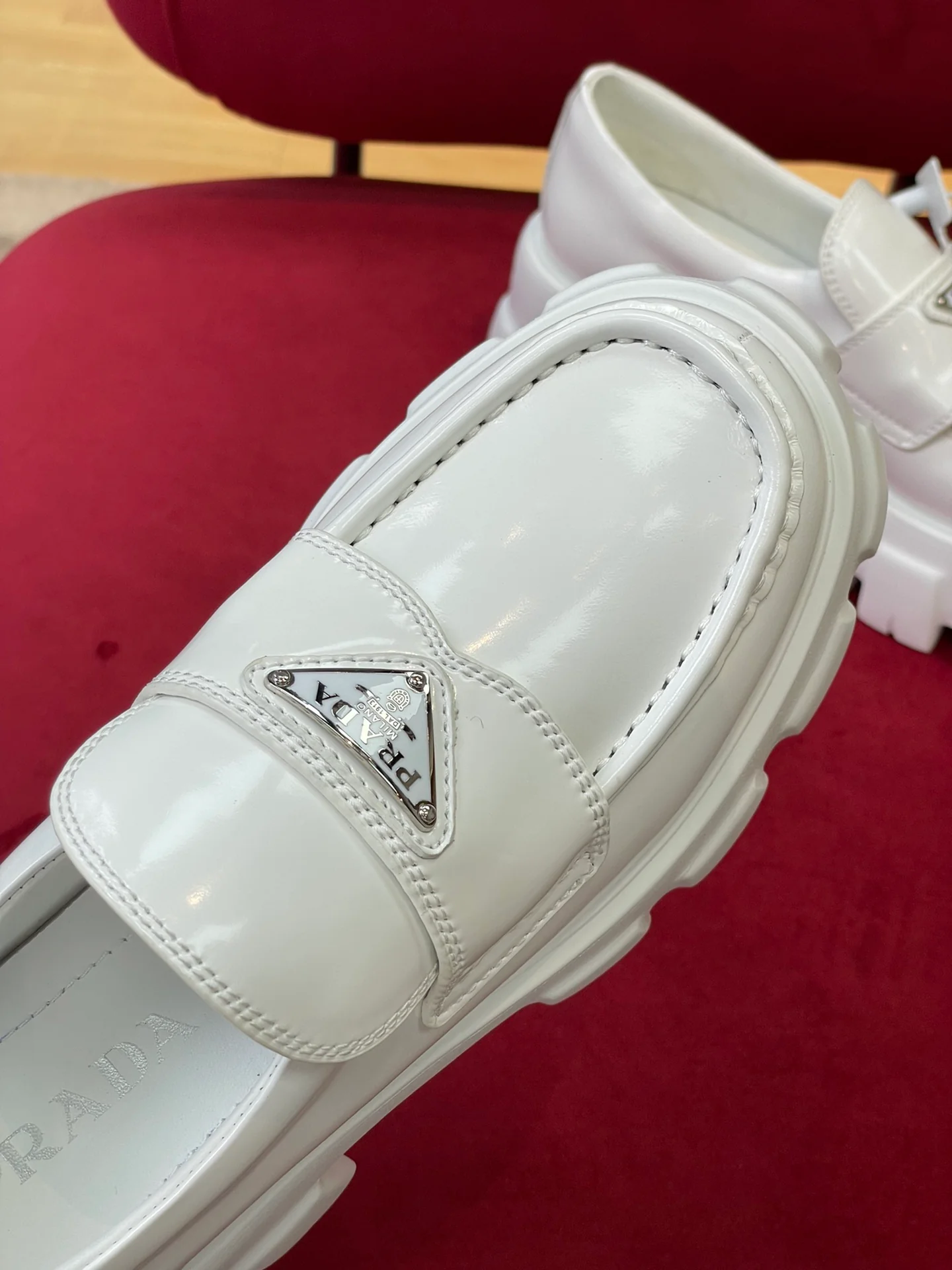 Лоферы на платформе Prada 2024 - белые - 1