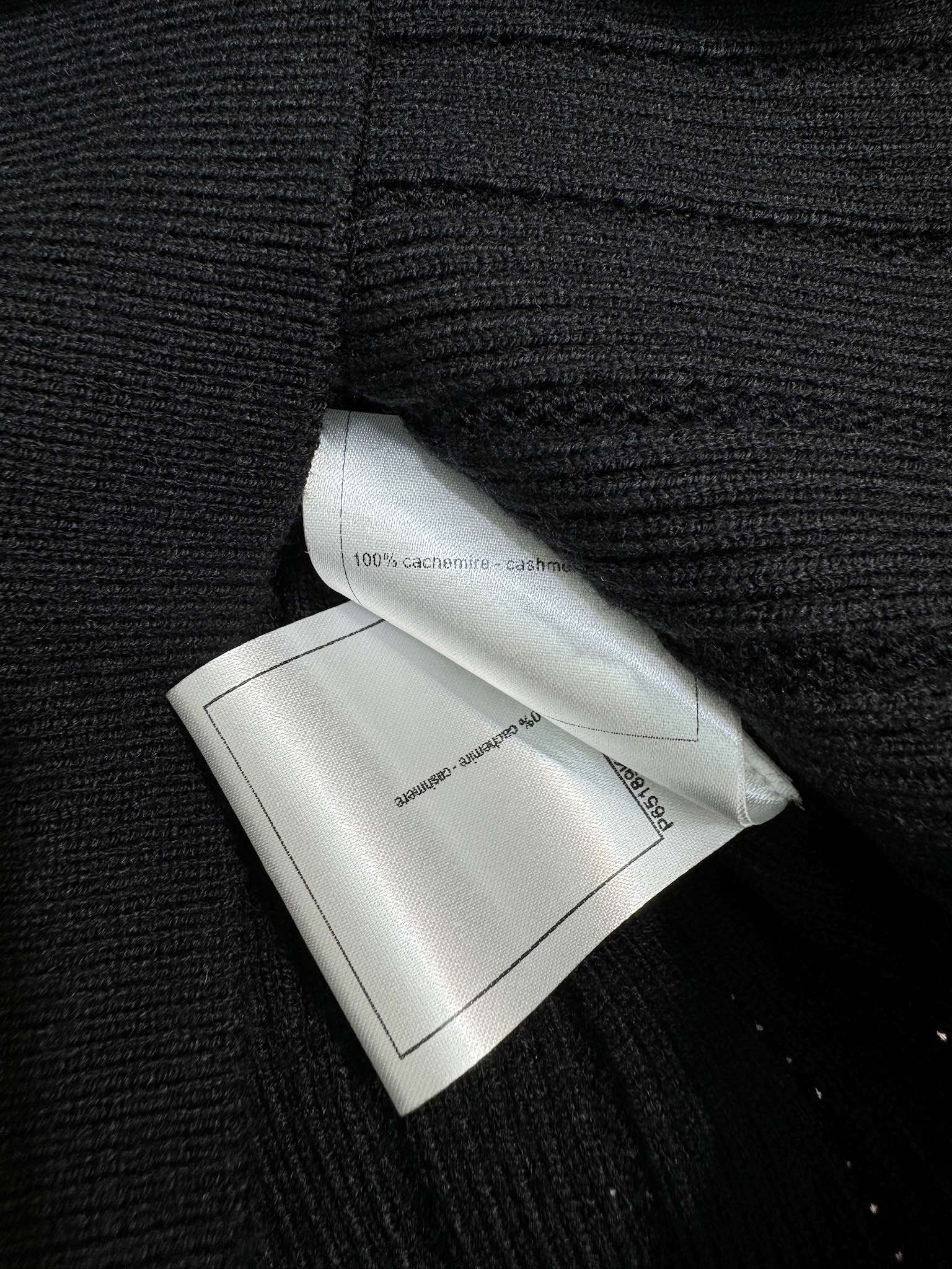 Вязаная майка Chanel 2403-24 из коллекции ?Ранняя весна?, с крупными пайетками, V-образным вырезом, черная.