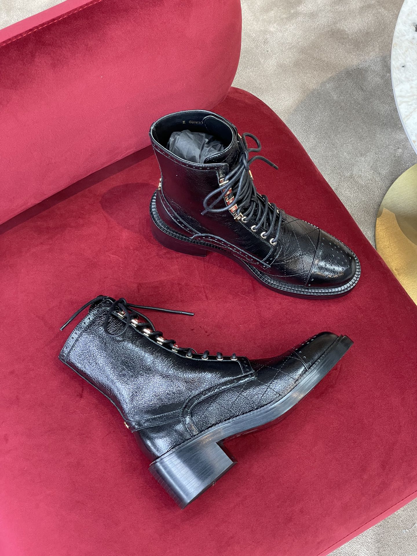 Новинка 2022 года от Chanel - Мотоциклетные ботинки с закругленным носком - Черные