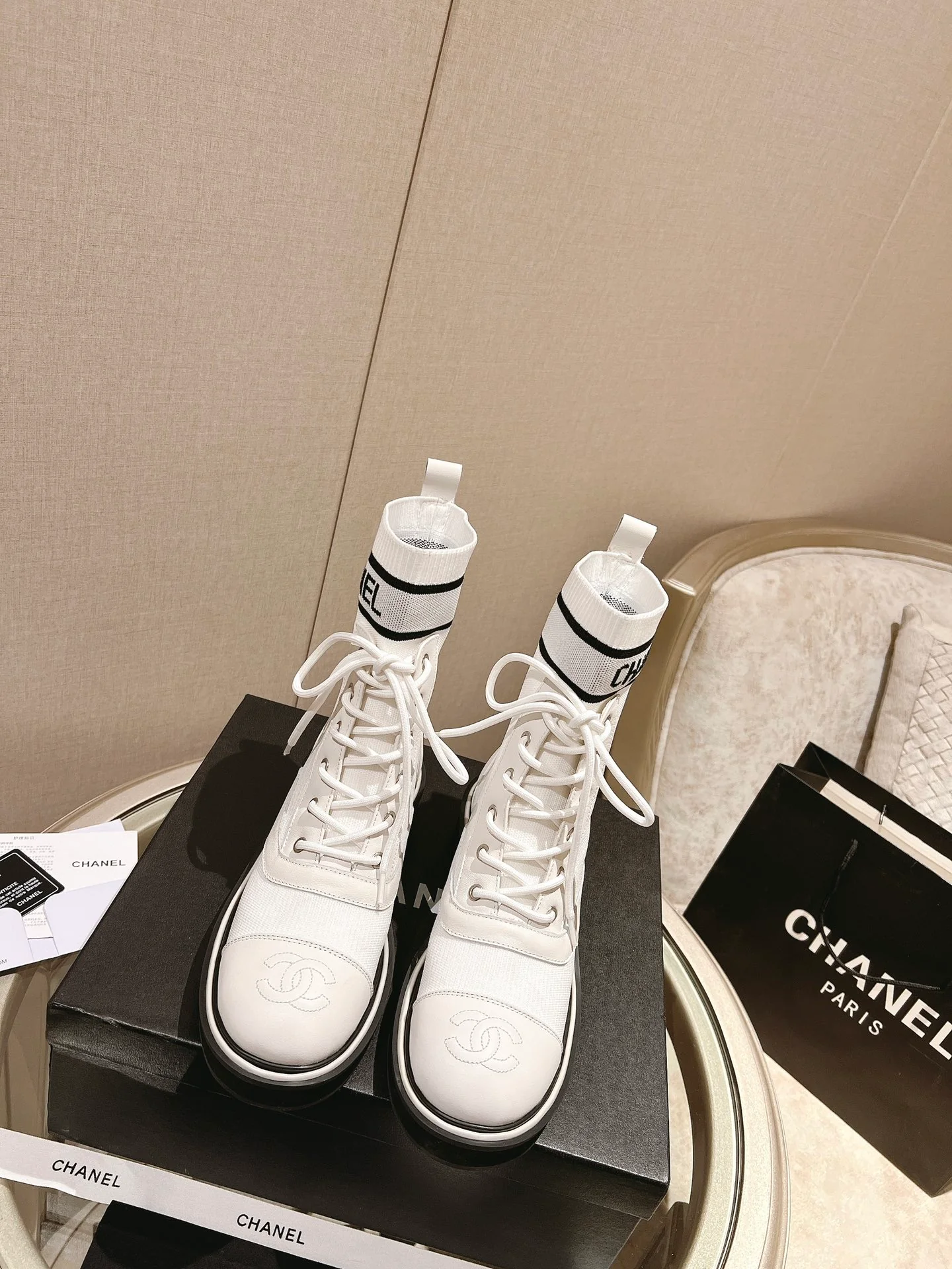 Белые лоферы унисекс в стиле показа Chanel в Париже.